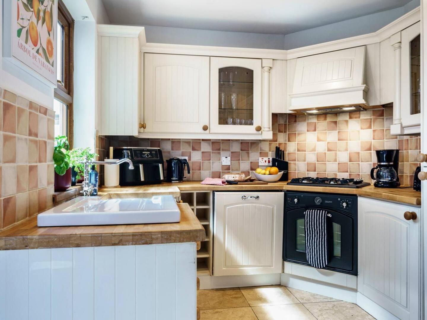 Holiday home Pass The Keys 4 Bedrooms Cafes Shops 6 Mins To Centre *