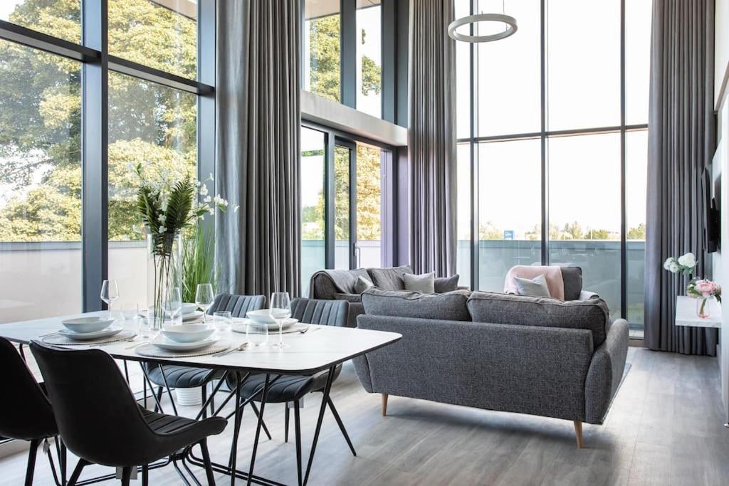 Apartment Skyline Serenity: Exquisite 3-bedroom Ultra-luxury Penthouse
