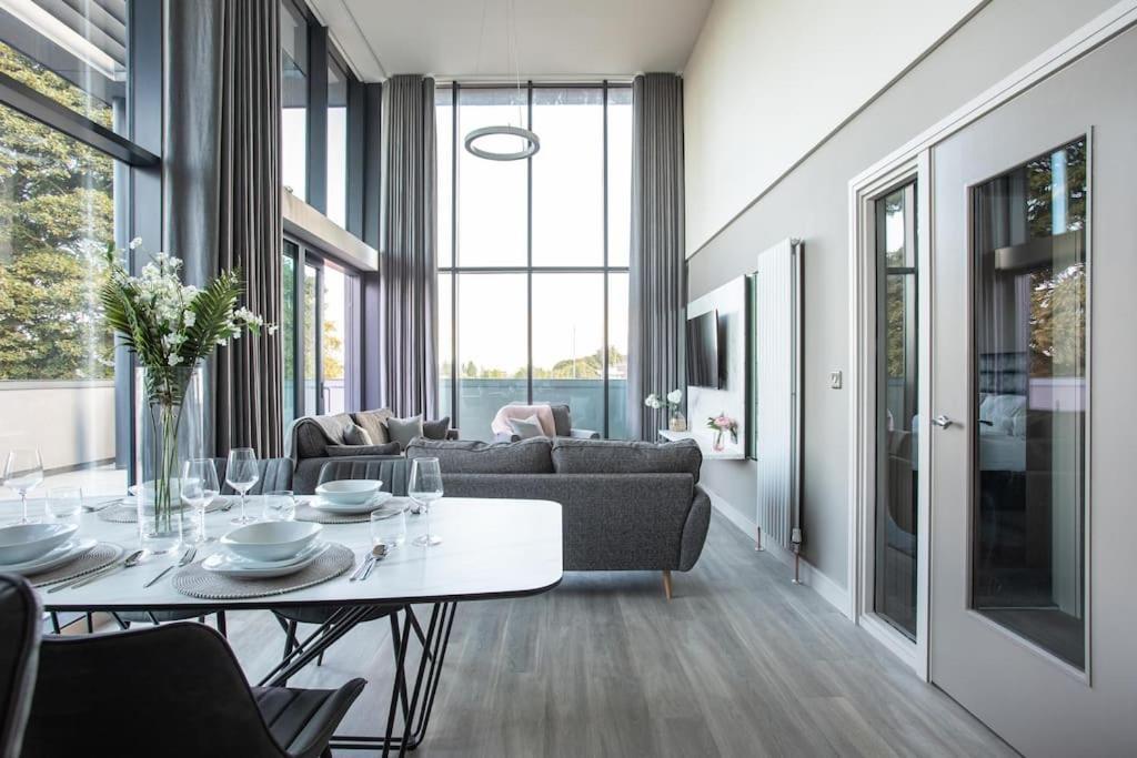 Apartment Skyline Serenity: Exquisite 3-bedroom Ultra-luxury Penthouse