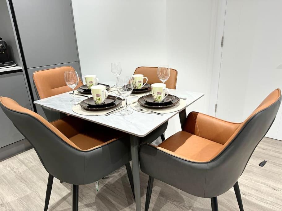 Aqua Dreams -serviced Luxury Apartment, Coyles Place At Portland 88 Apartment Belfast