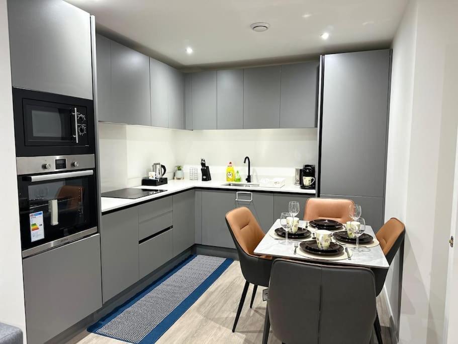 Apartment Aqua Dreams -serviced Luxury Apartment, Coyles Place At Portland 88