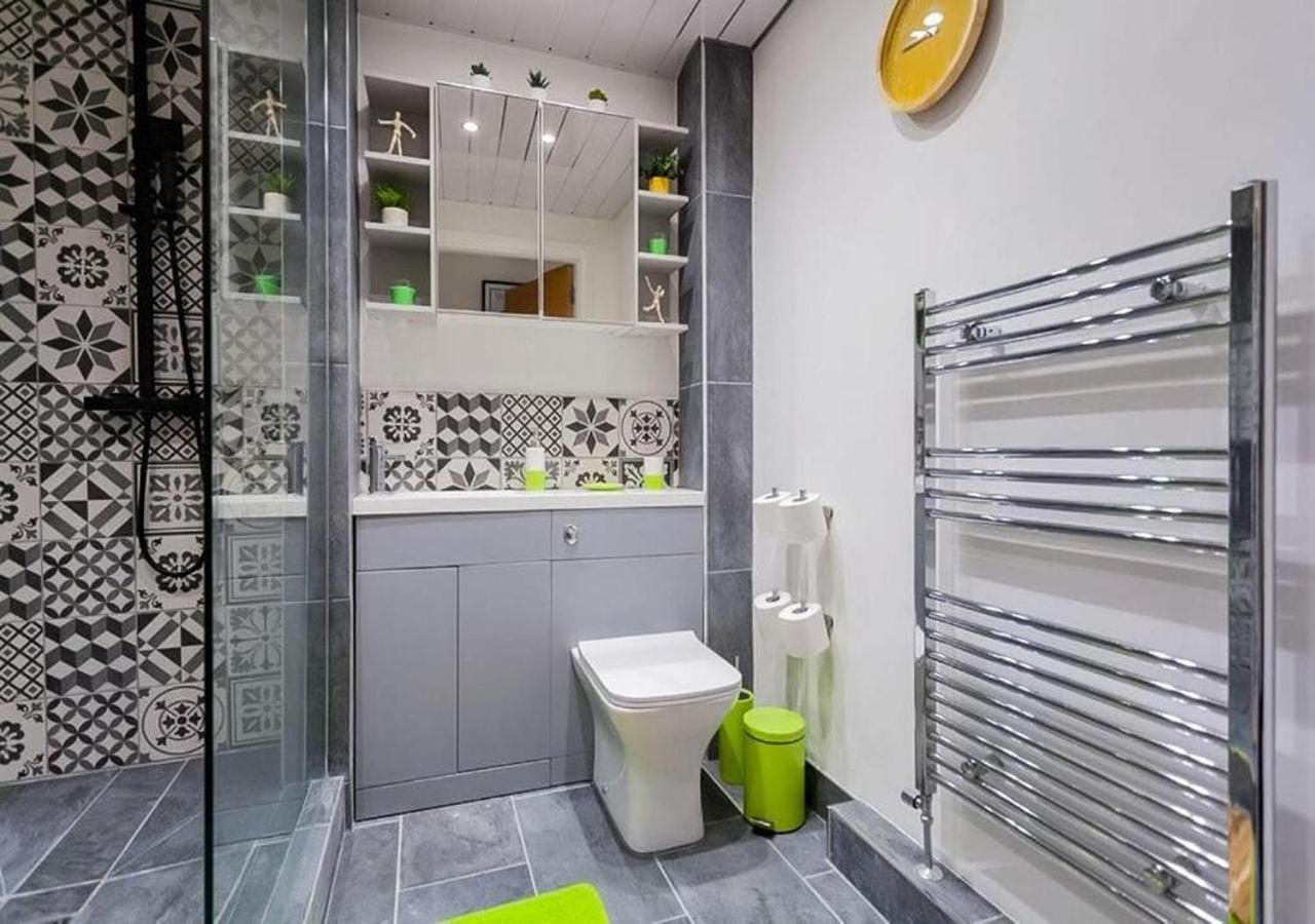 Funky - Secure Parking - Wifi - Sleeps 6 - No Parties Apartment