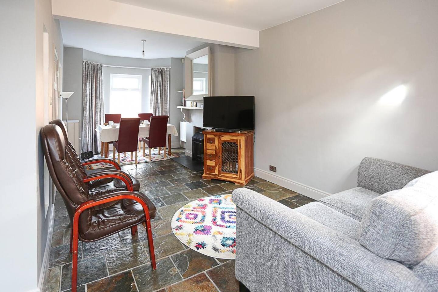 Holiday home Gateway Abode Near Centre W Street Parking *