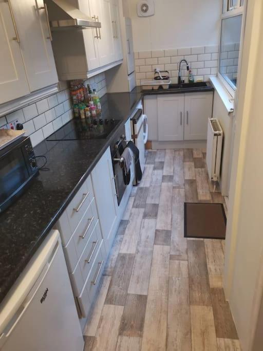 House Near Airport, Titanic Qtr & Sse Arena *