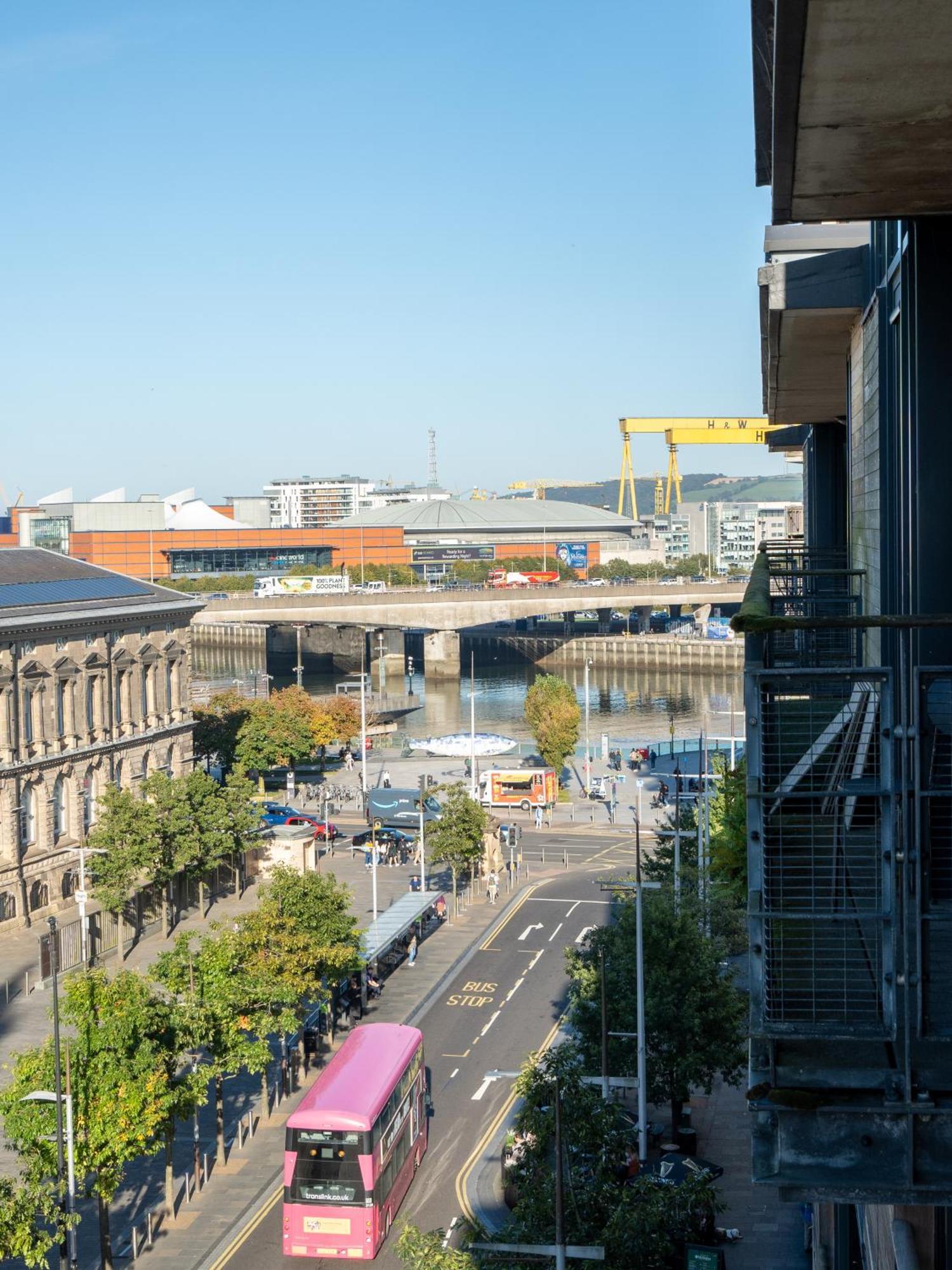 Clock Penthouse - Private Parking & Balcony Apartment