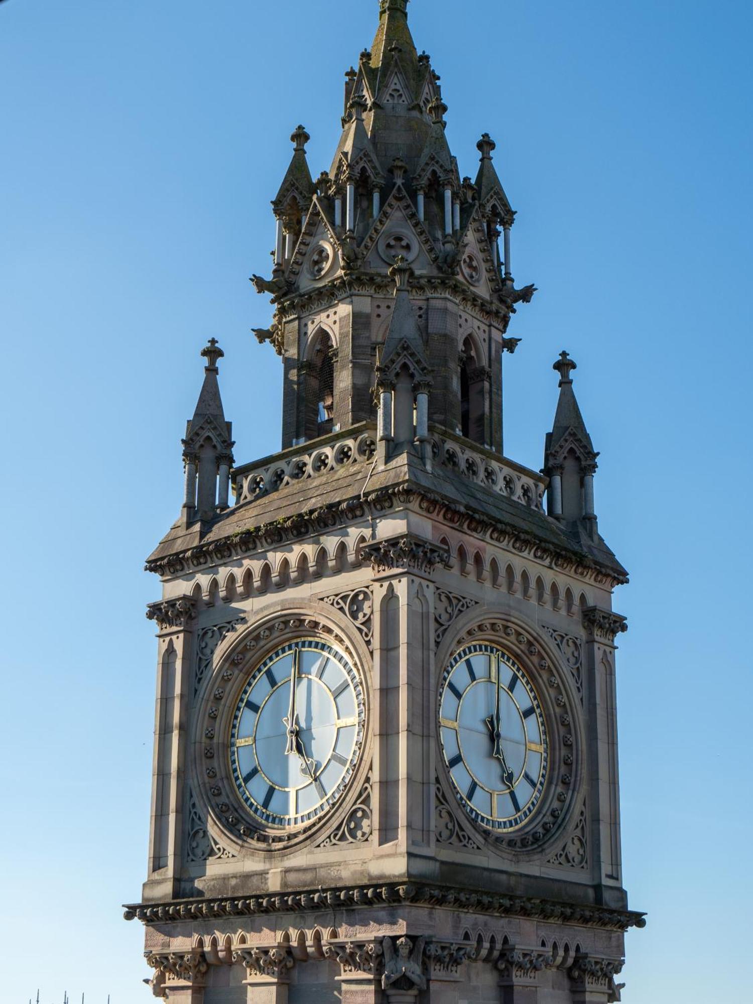 Clock Penthouse - Private Parking & Balcony Apartment