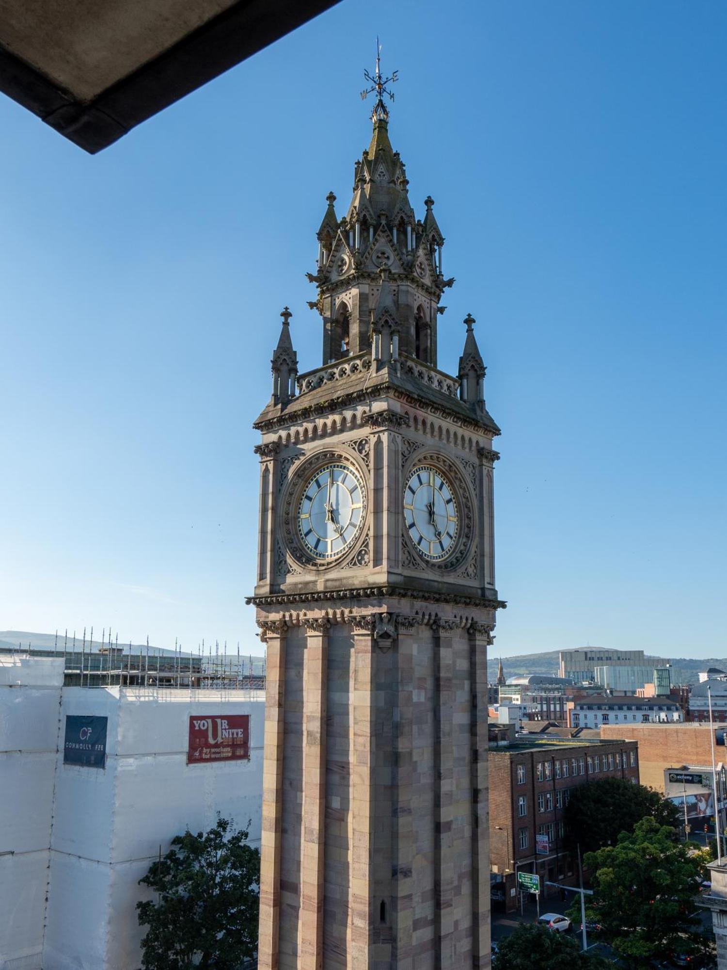 Clock Penthouse - Private Parking & Balcony Belfast