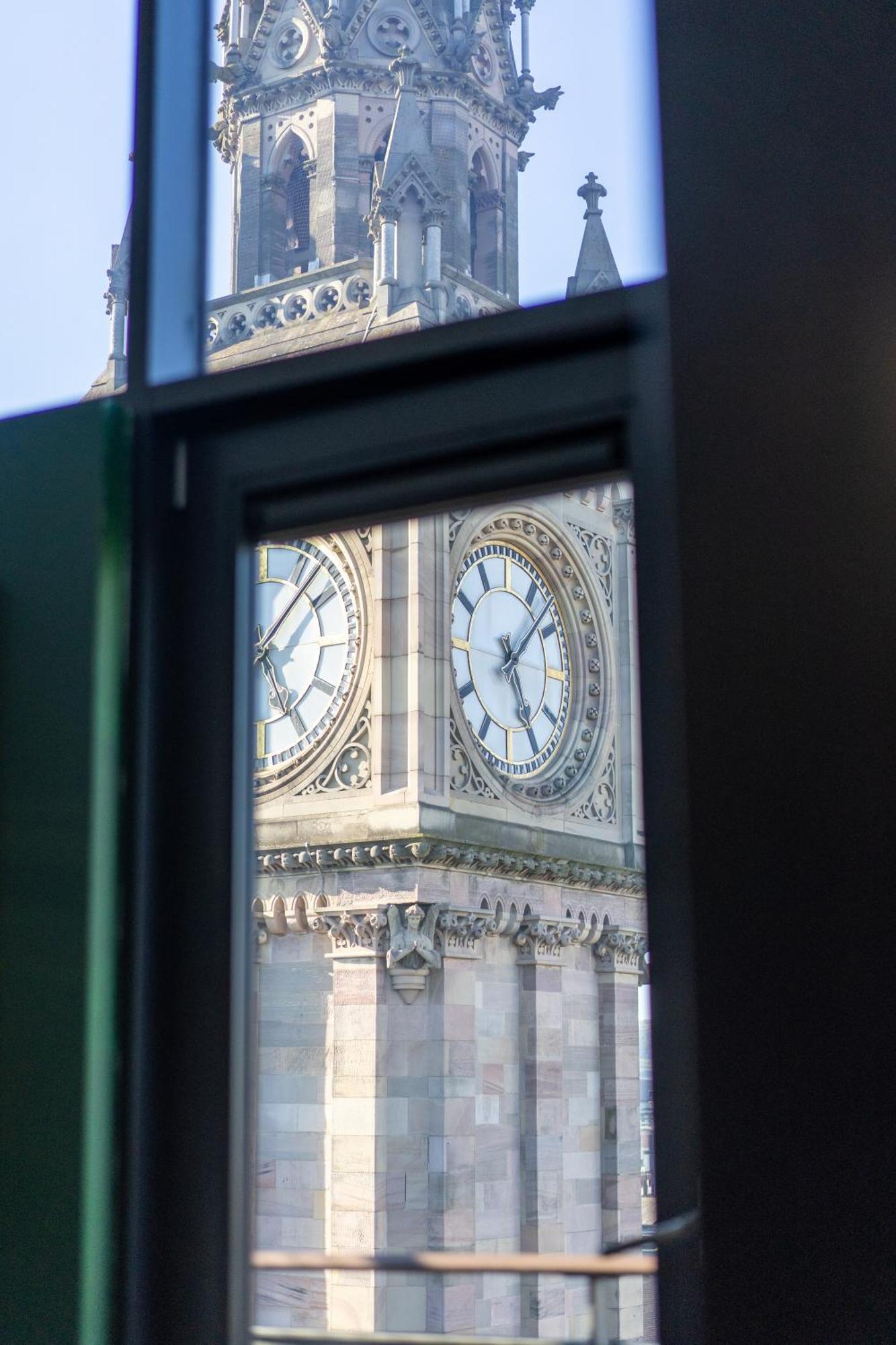 Clock Penthouse - Private Parking & Balcony Apartment *