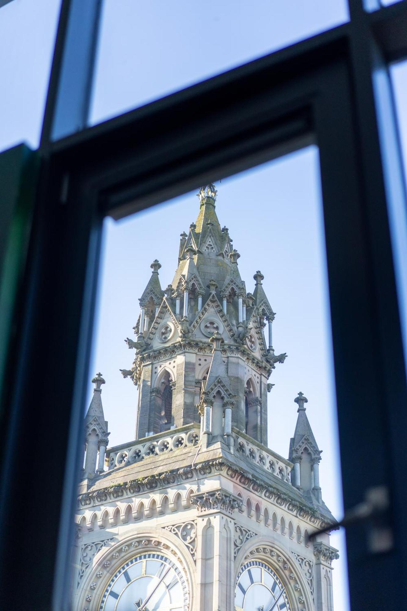 Clock Penthouse - Private Parking & Balcony Apartment Belfast