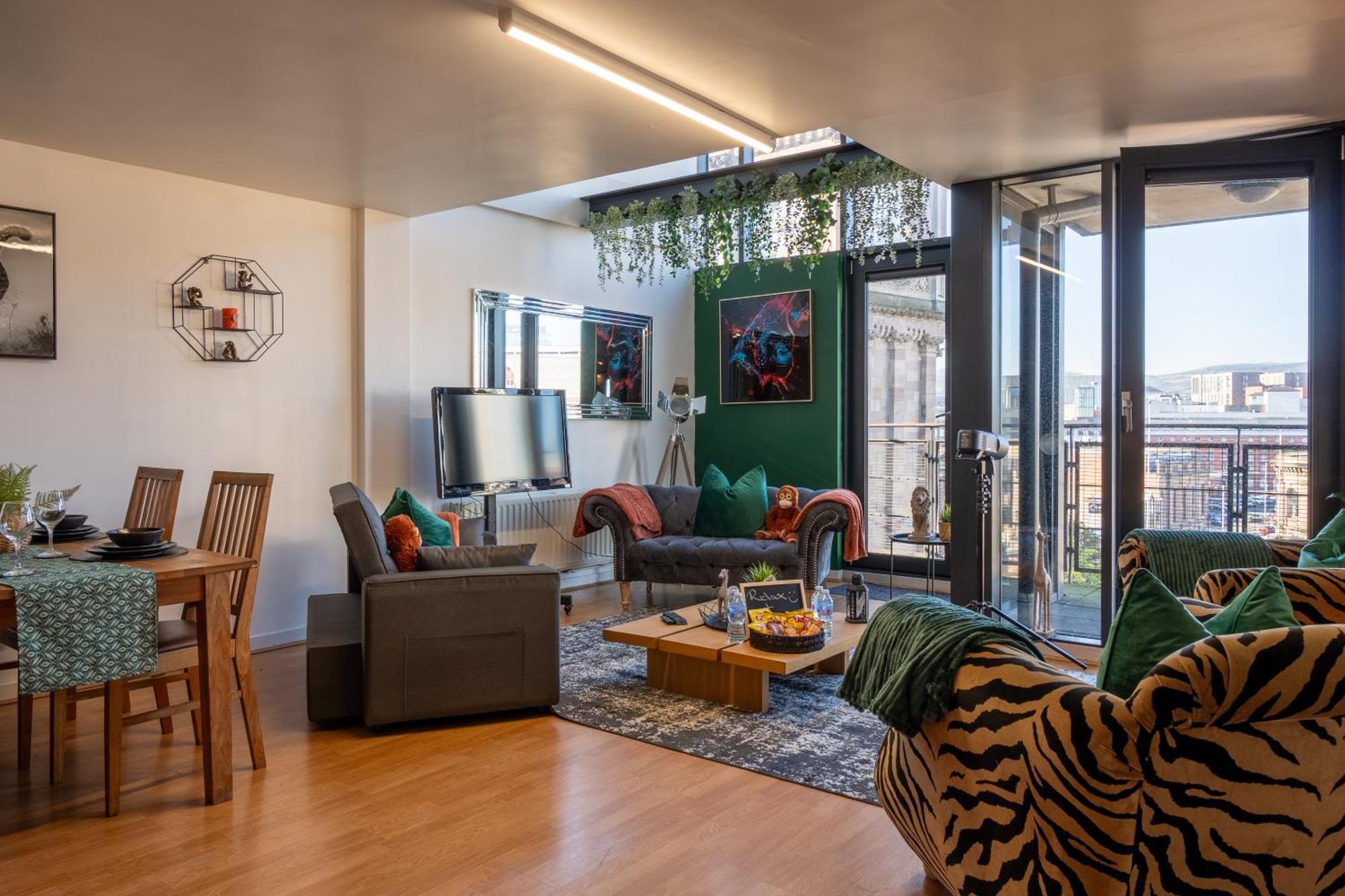 Clock Penthouse - Private Parking & Balcony * Belfast