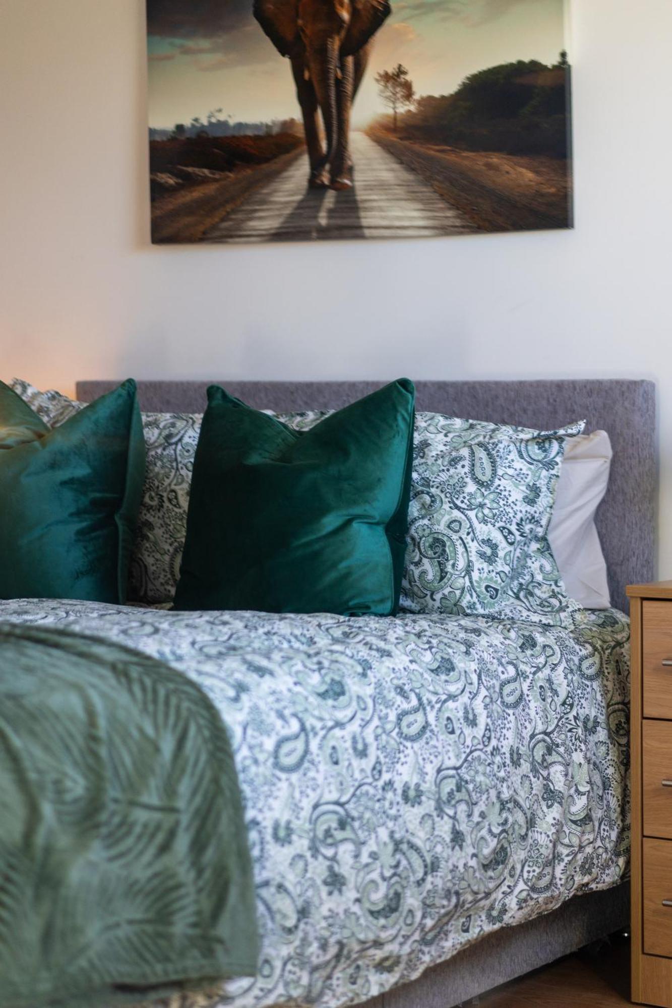 Clock Penthouse - Private Parking & Balcony