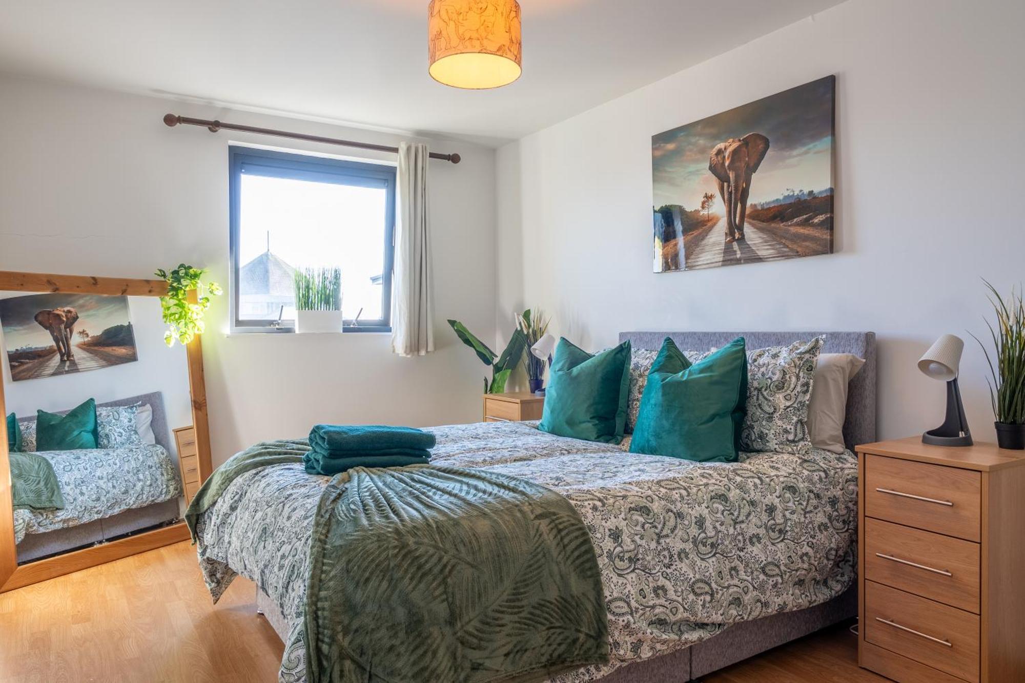 Clock Penthouse - Private Parking & Balcony Apartment Belfast