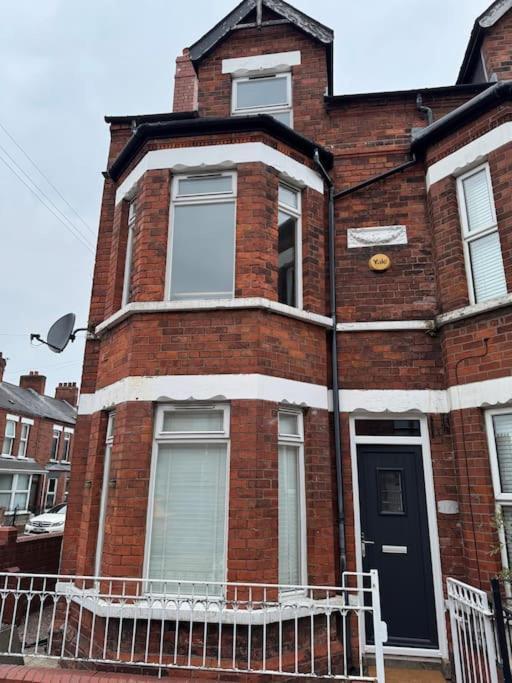 Stylish, Spacious And Central 4 Bedroom House Holiday home Belfast