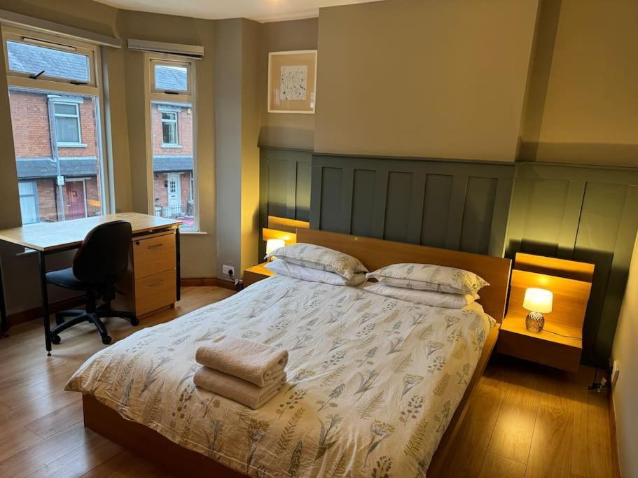 Stylish, Spacious And Central 4 Bedroom House Holiday home Belfast