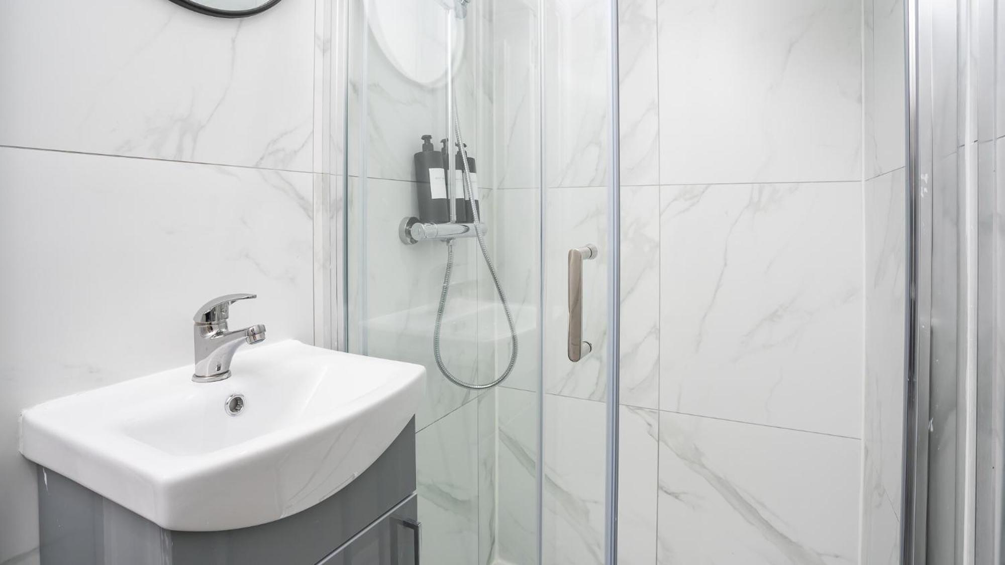 Modern 1 Bdr By Breaks Belfast
