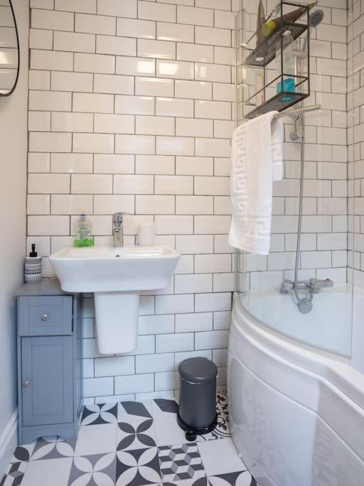 Cozy Townhouse, Walking Distance To