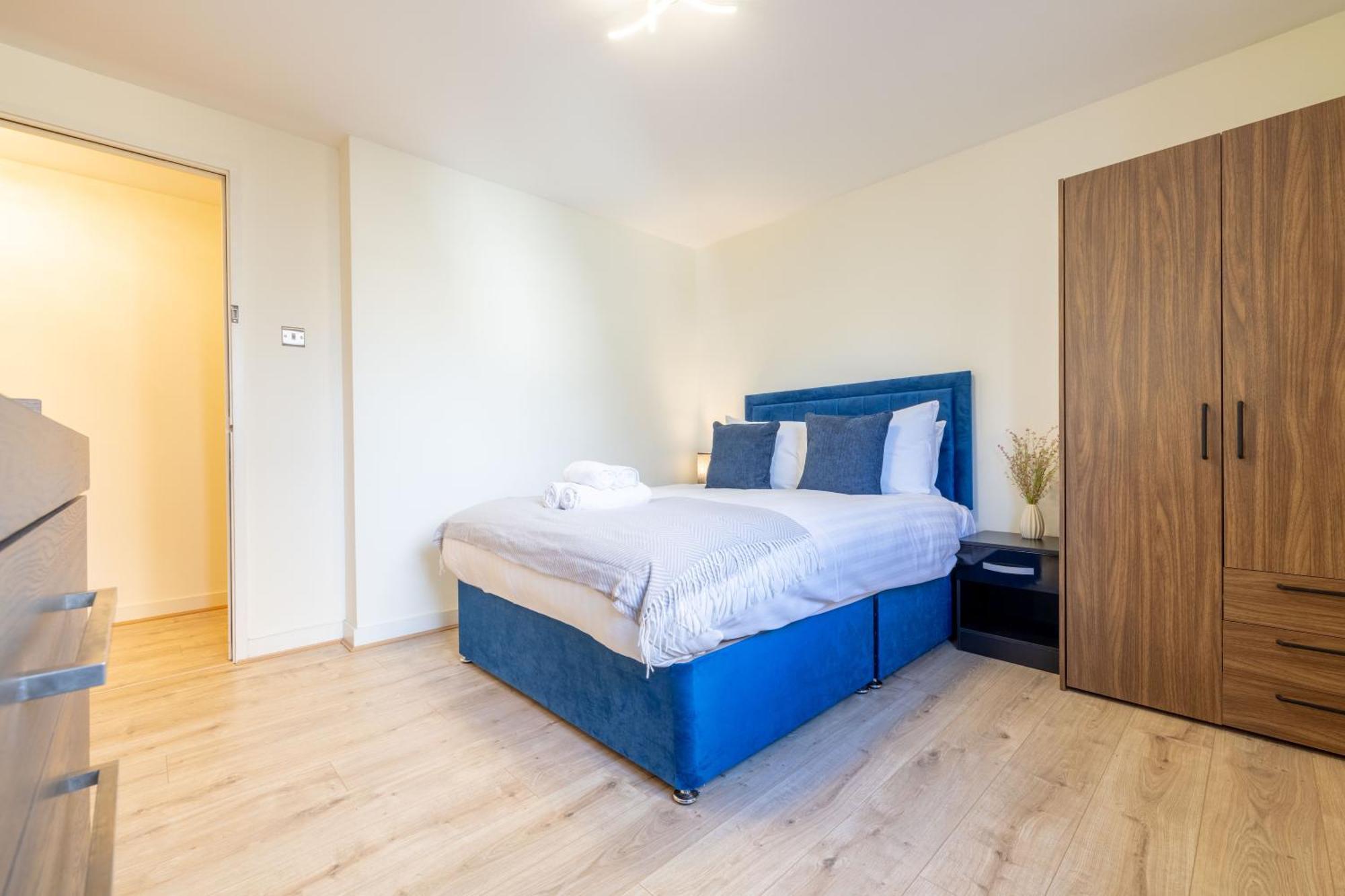 Apartment Quarters - Clock