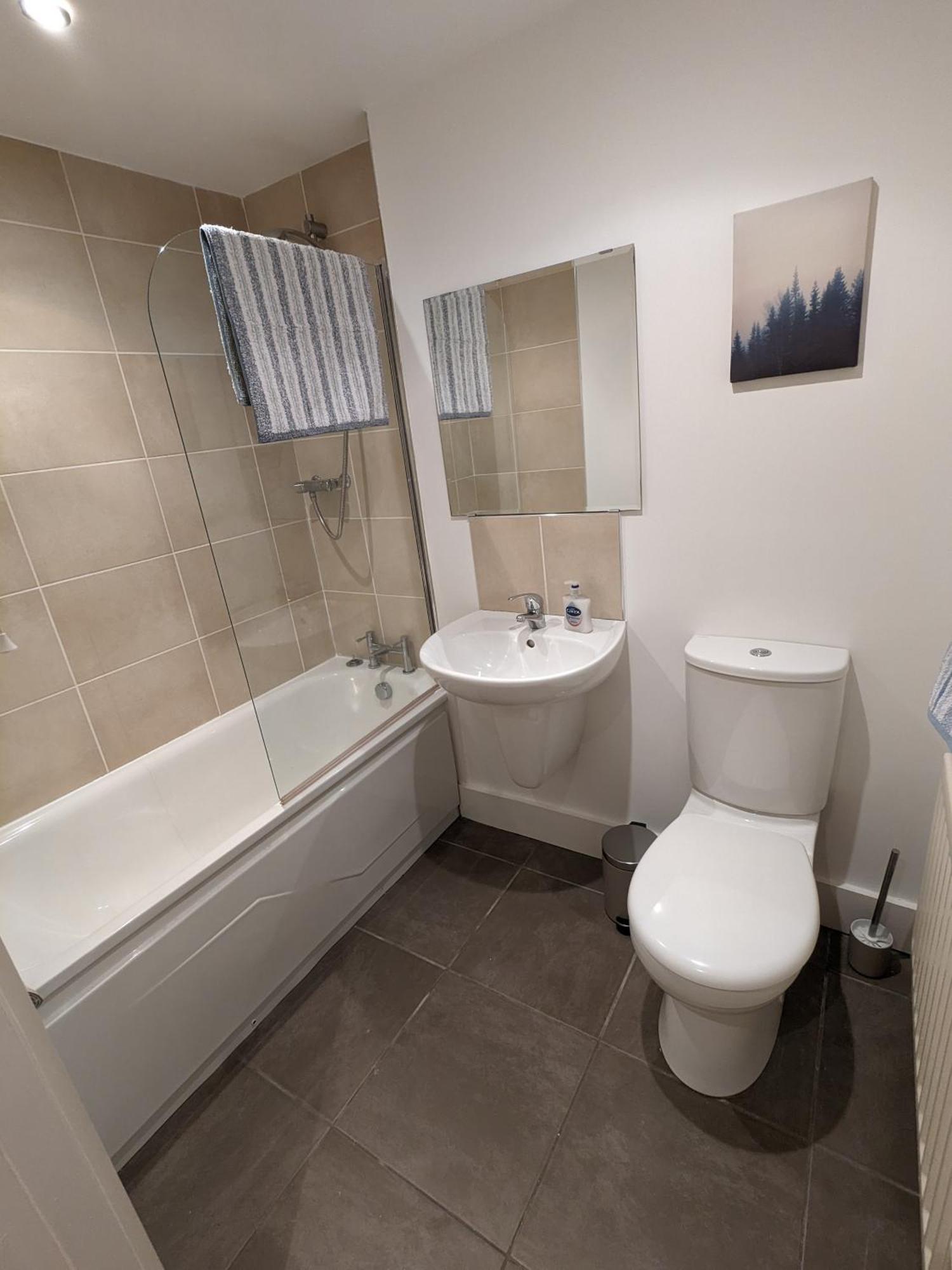 Cosy 2 Bedroom With Secure Parking And Great Transport Links