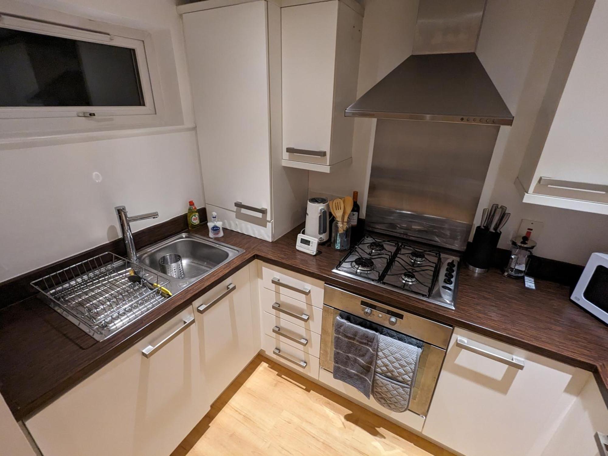 Cosy 2 Bedroom With Secure Parking And Great Transport Links
