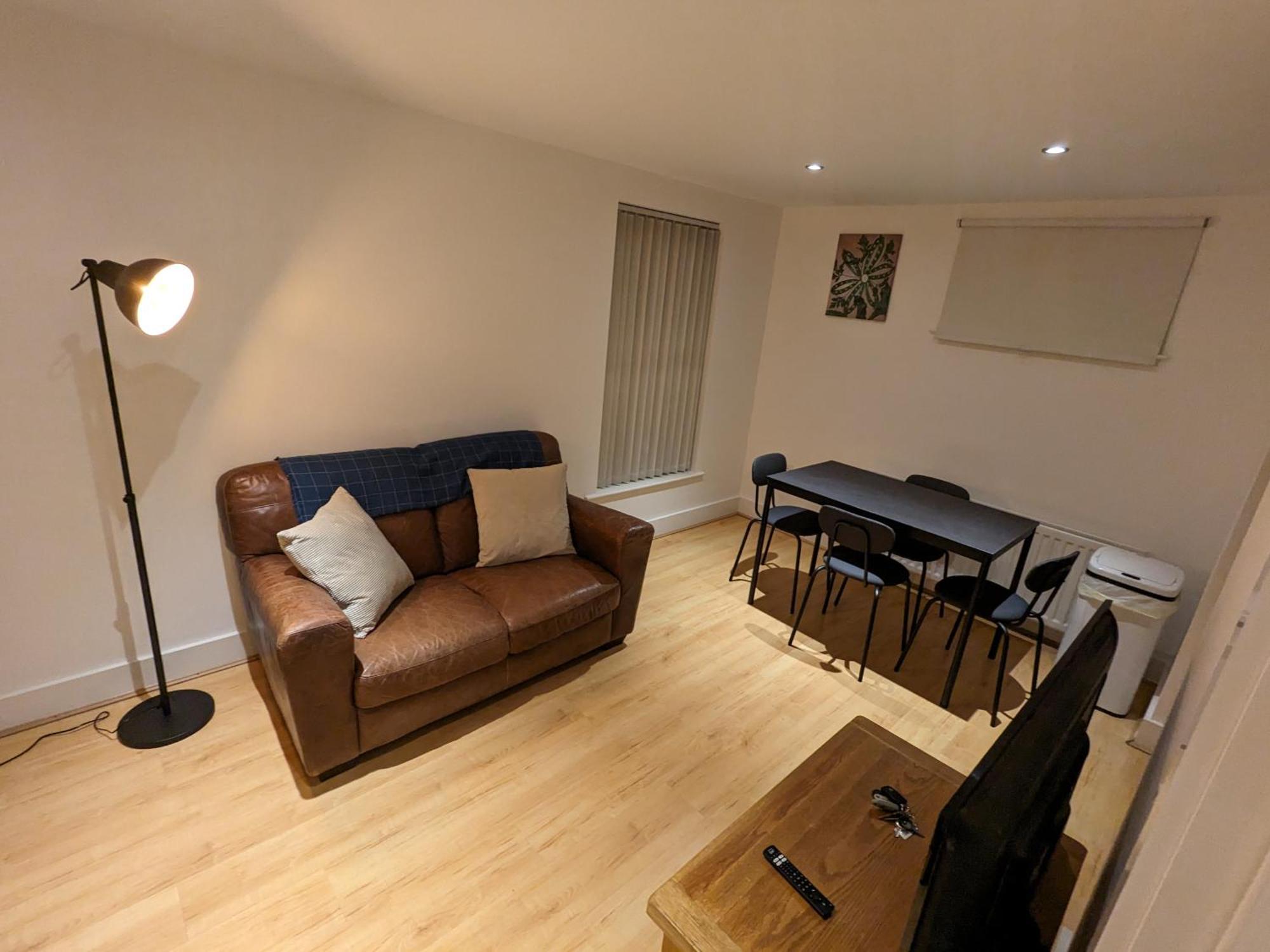Cosy 2 Bedroom With Secure Parking And Great Transport Links *