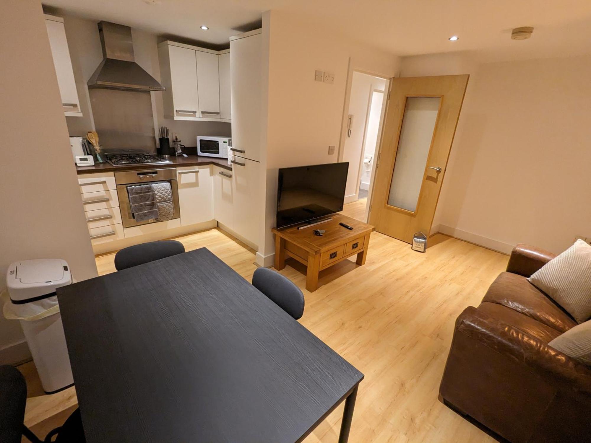 Apartment Cosy 2 Bedroom With Secure Parking And Great Transport Links