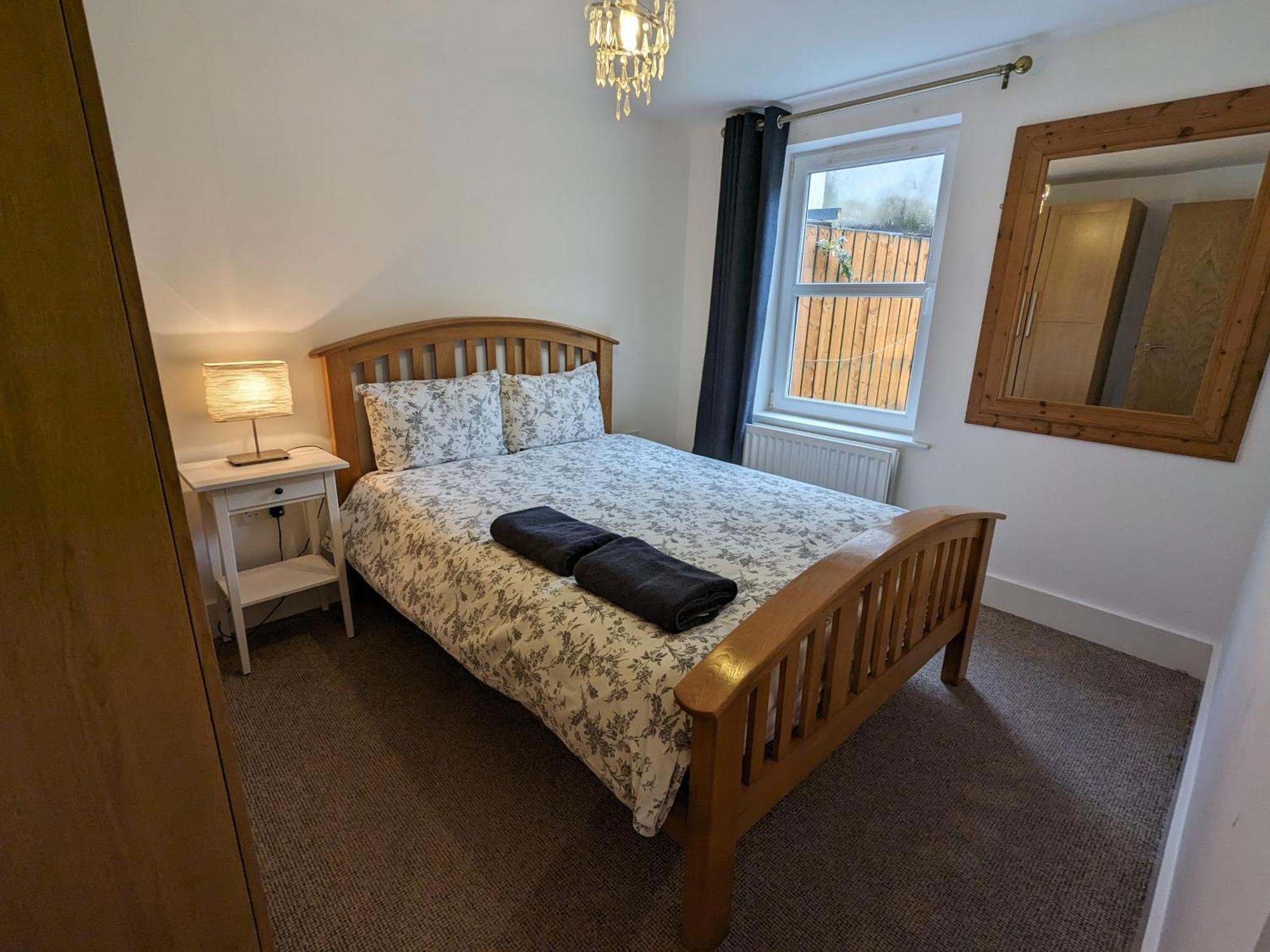 Apartment Cosy 2 Bedroom With Secure Parking And Great Transport Links *