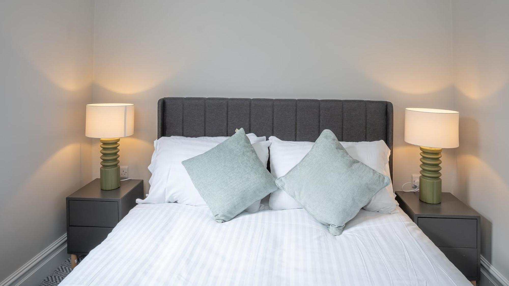 Modern 1 Bdr By Breaks Belfast