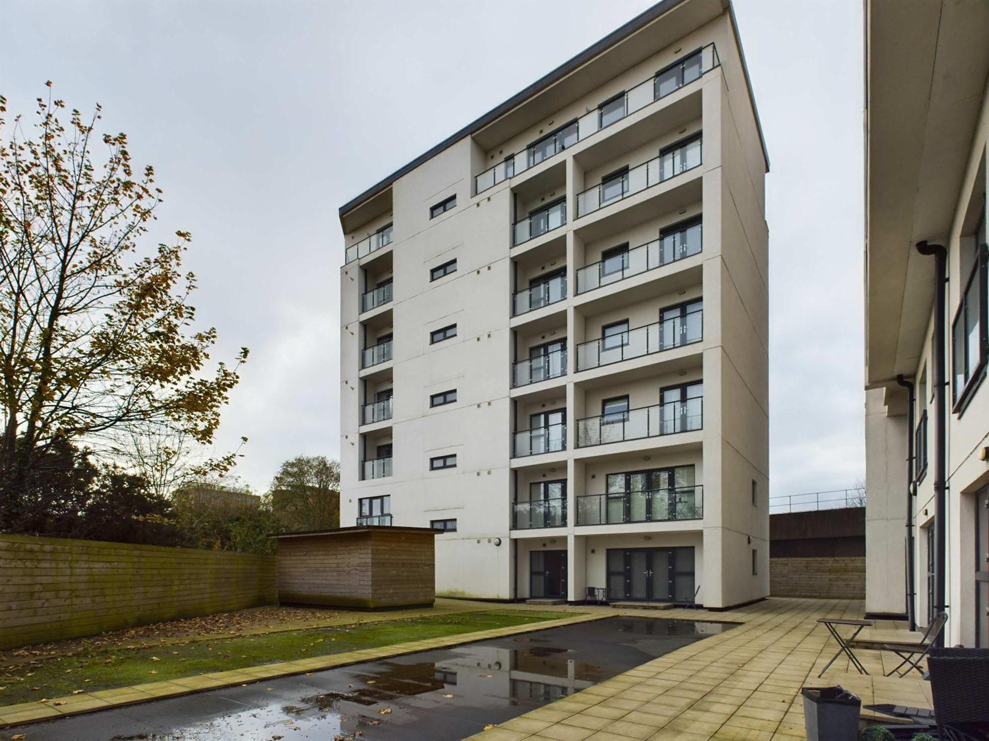Free Parking Spacious 1 Bedroom Apartment *