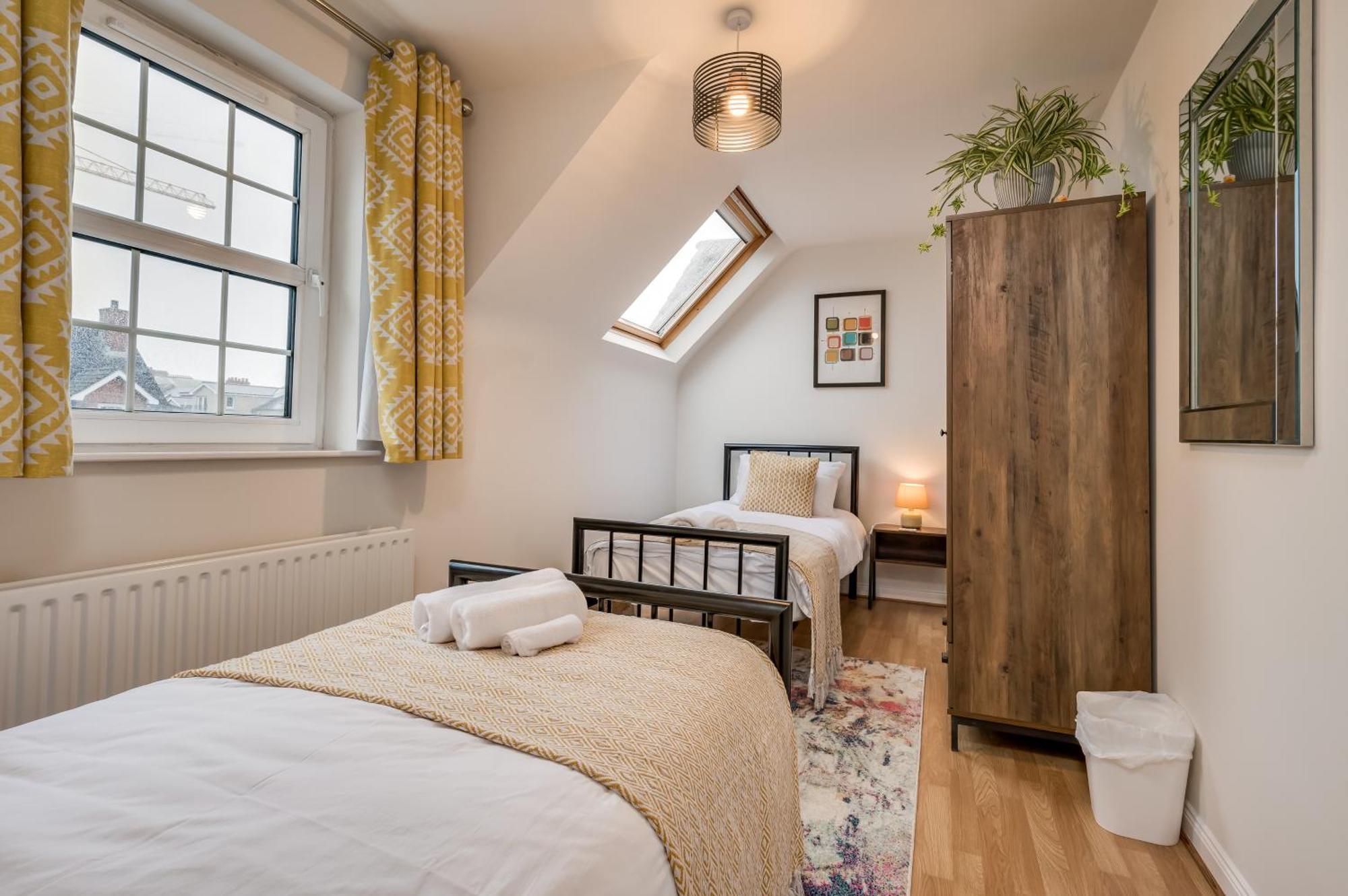 Staybynumbers - Centre Townhouse 2x Parking