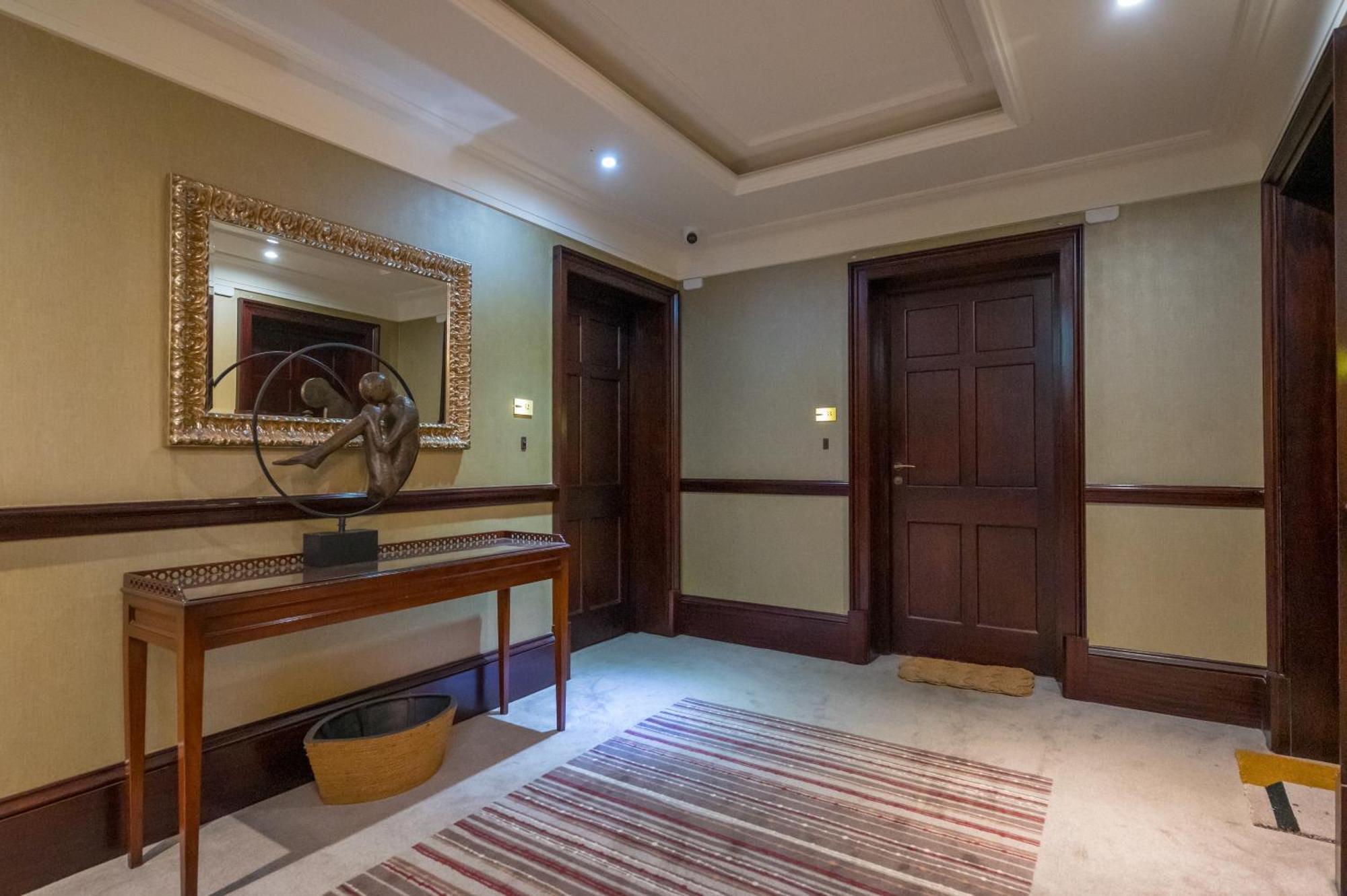 Custom House Square Centre Retreat * Belfast