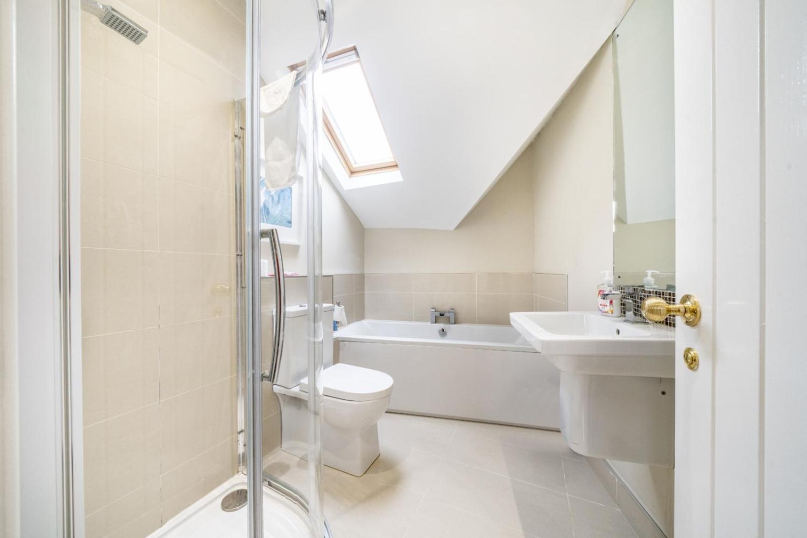 The Woodstock - 2 Bd Mod Duplex Ap - Gold Short Term Apartment *