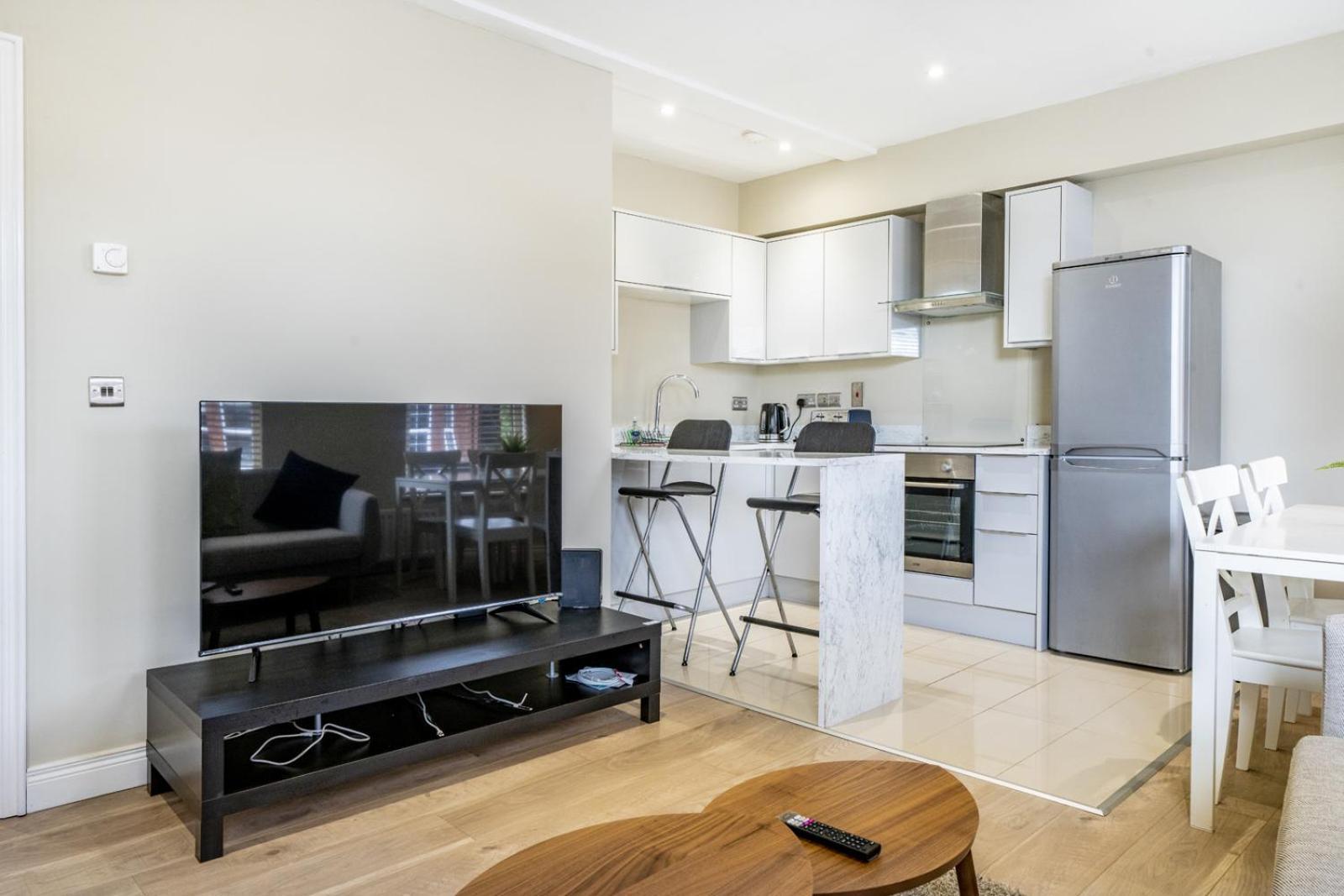 The Woodstock - 2 Bd Mod Duplex Ap - Gold Short Term Apartment *