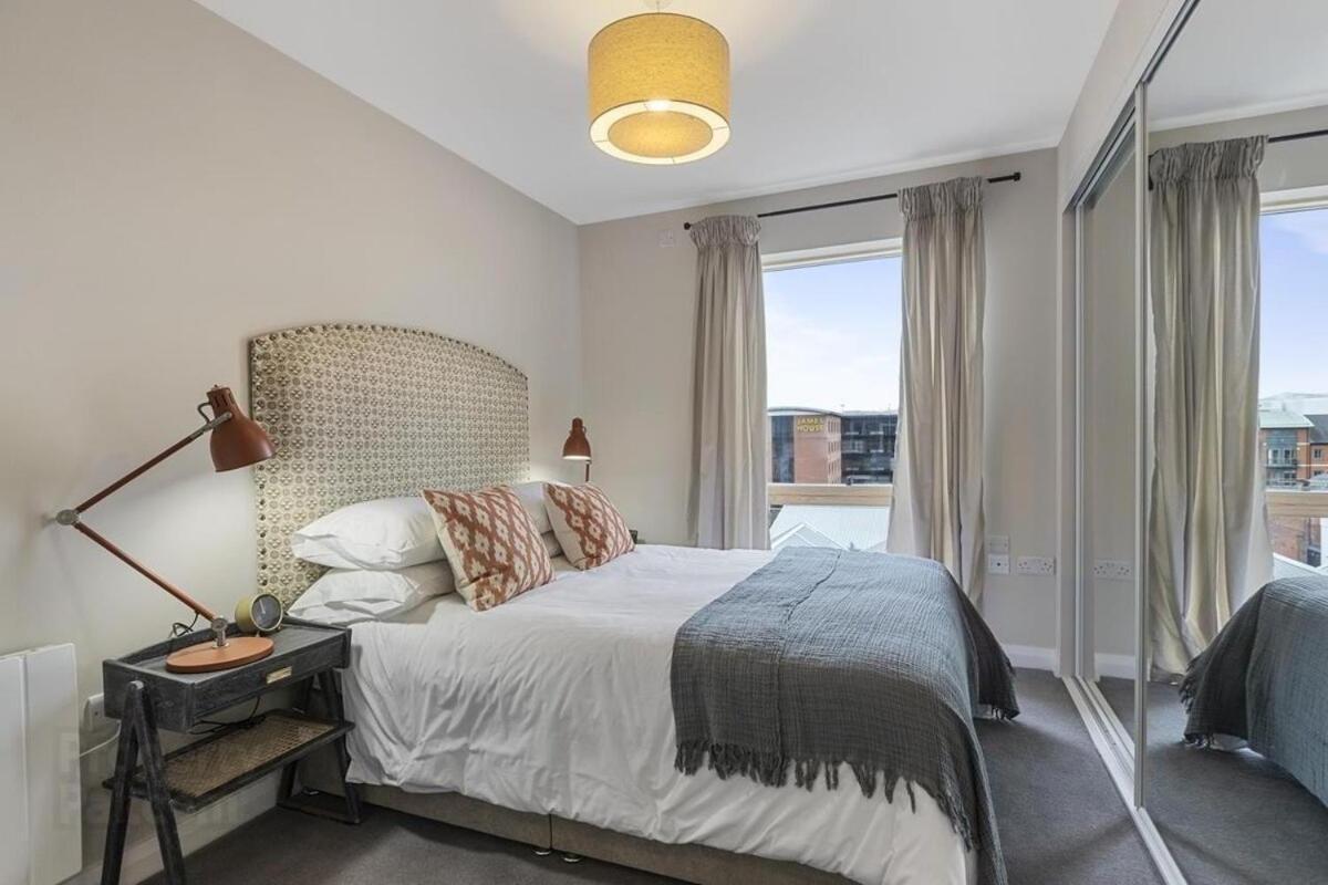 Stylish 2-bed Penthouse Sleeps 6 Location