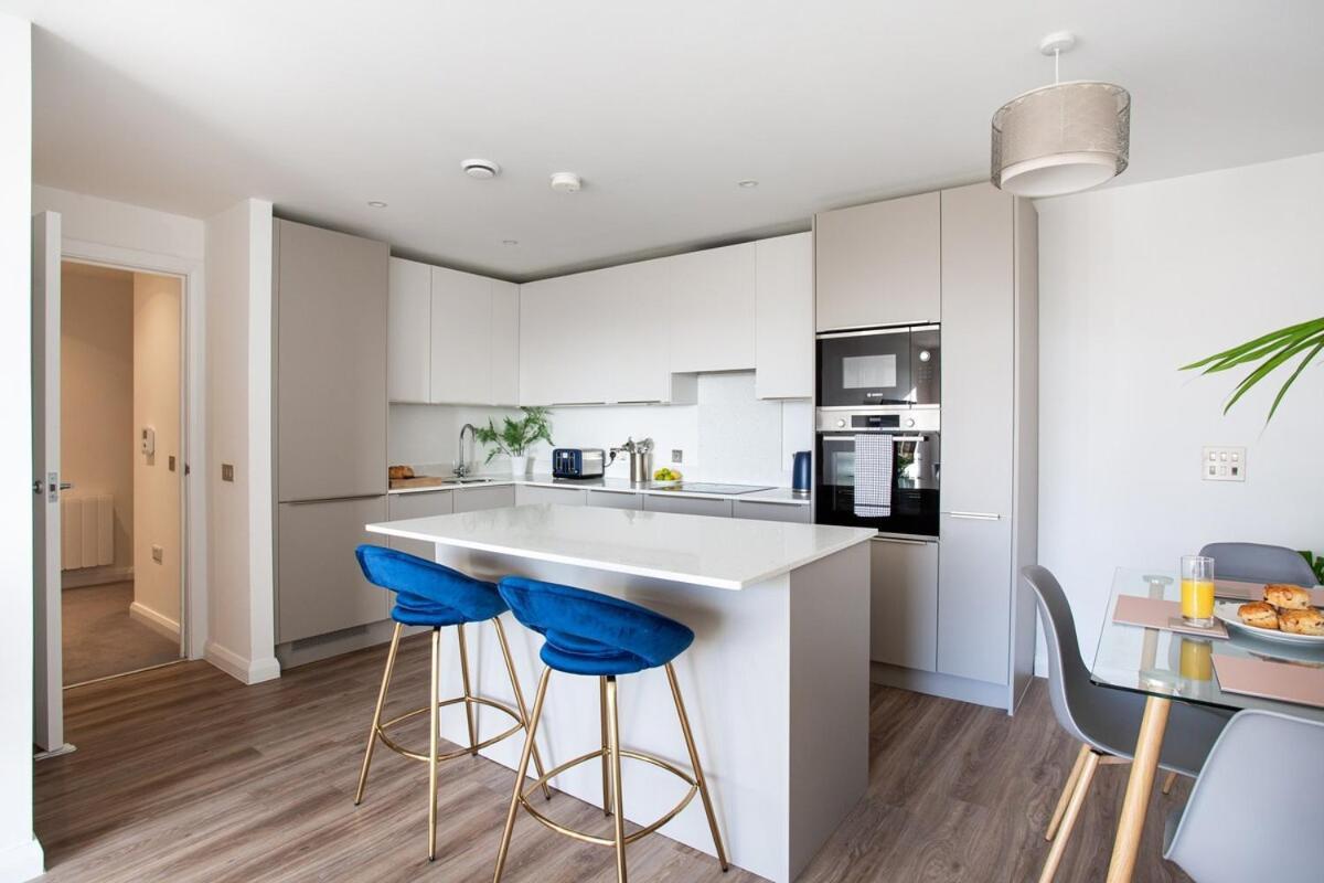 Stylish 2-bed Penthouse Sleeps 6 Location Apartment