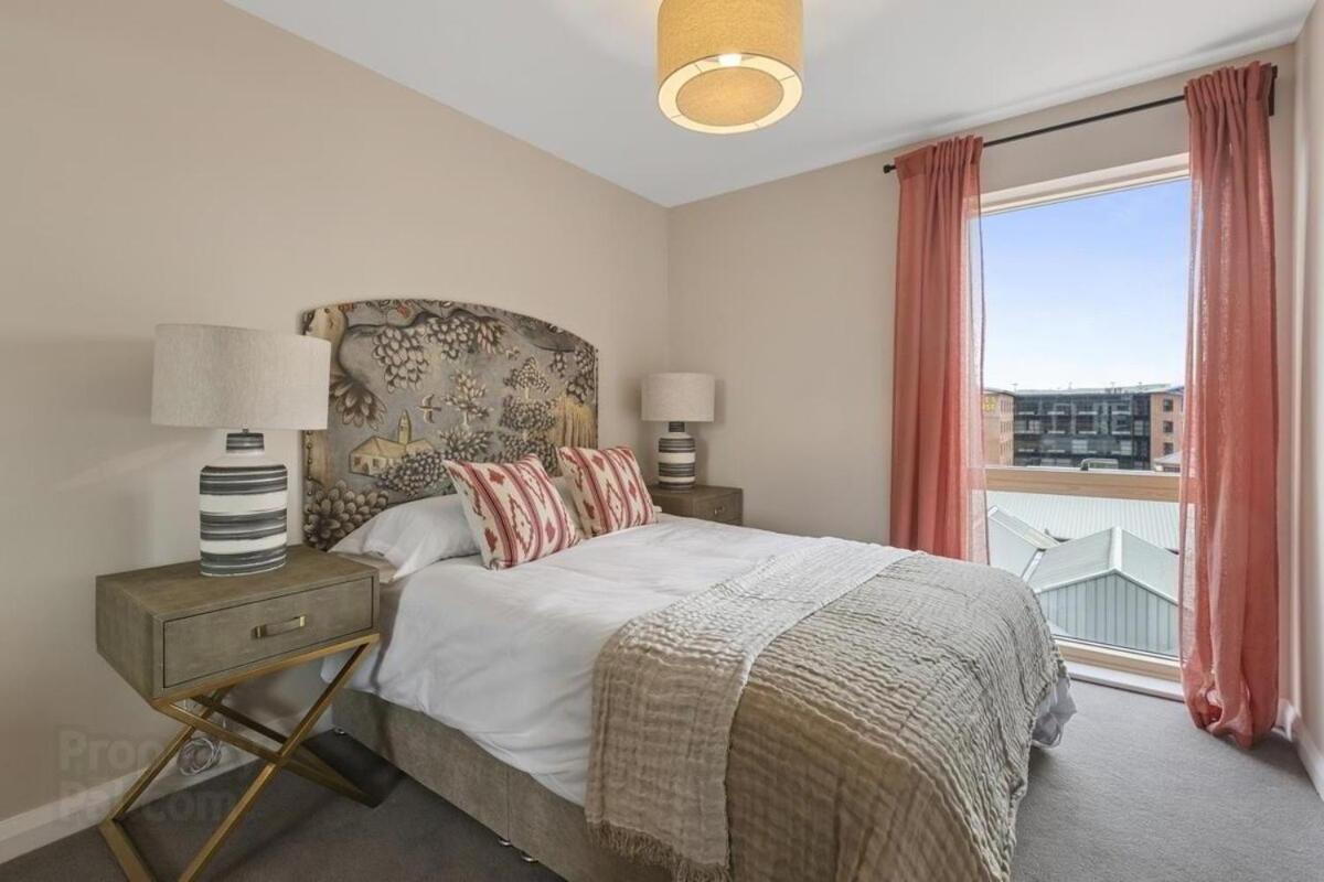 Apartment Stylish 2-bed Penthouse Sleeps 6 Location