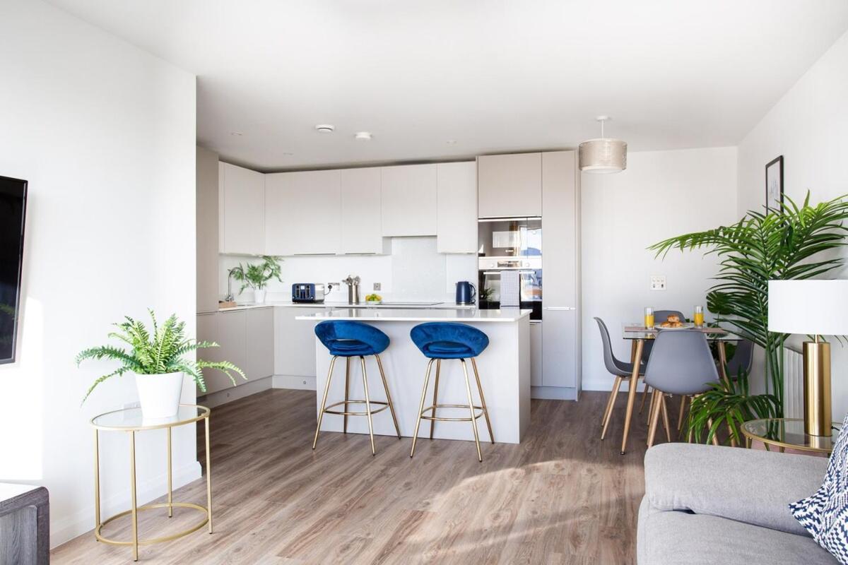 Apartment Stylish 2-bed Penthouse Sleeps 6 Location *