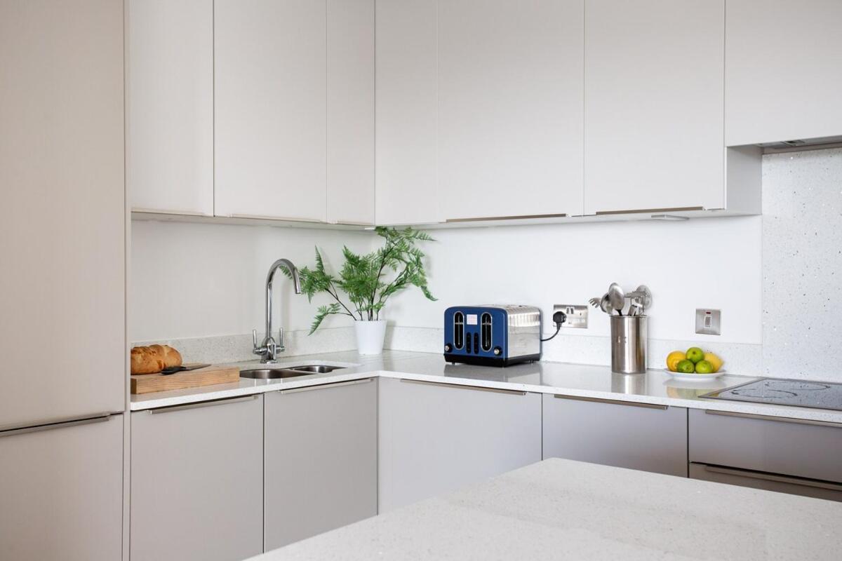 Stylish 2-bed Penthouse Sleeps 6 Location Apartment