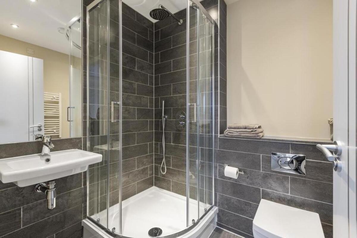 Stylish 2-bed Penthouse Sleeps 6 Location