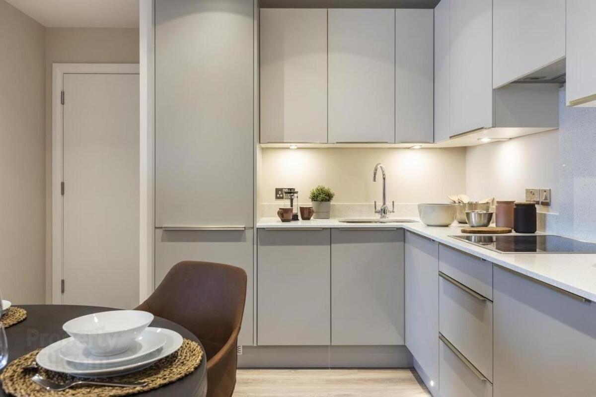 Stylish 2-bed Penthouse Sleeps 6 Location Apartment