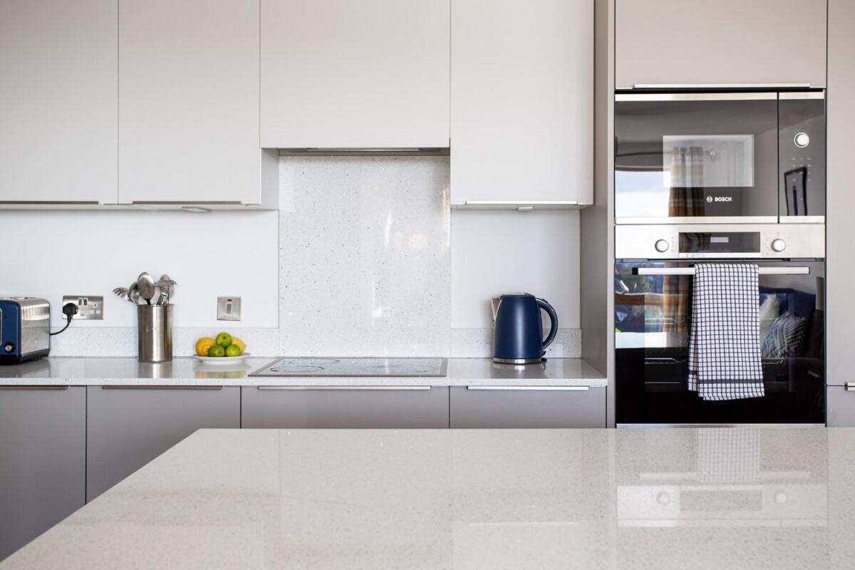 Apartment Stylish 2-bed Penthouse Sleeps 6 Location *