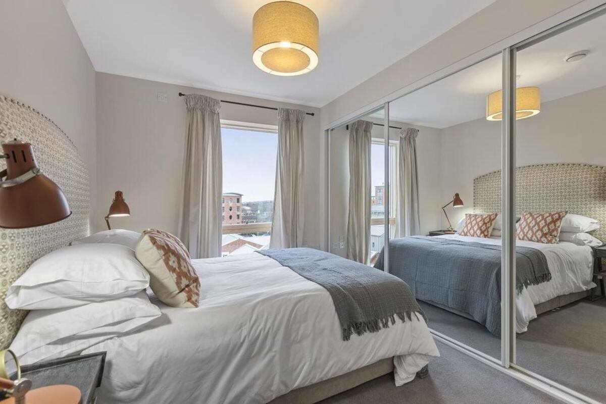 Stylish 2-bed Penthouse Sleeps 6 Location