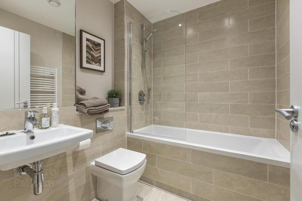 Stylish 2-bed Penthouse Sleeps 6 Location Apartment