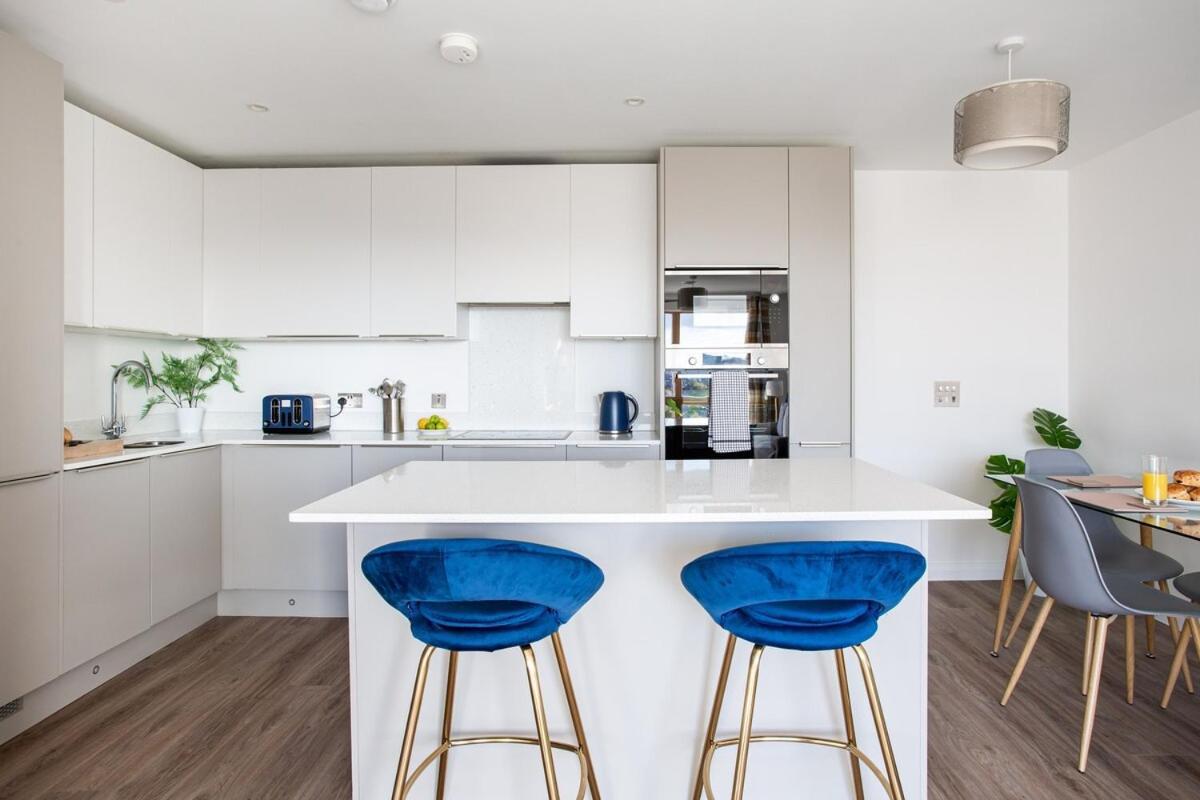 Stylish 2-bed Penthouse Sleeps 6 Location *