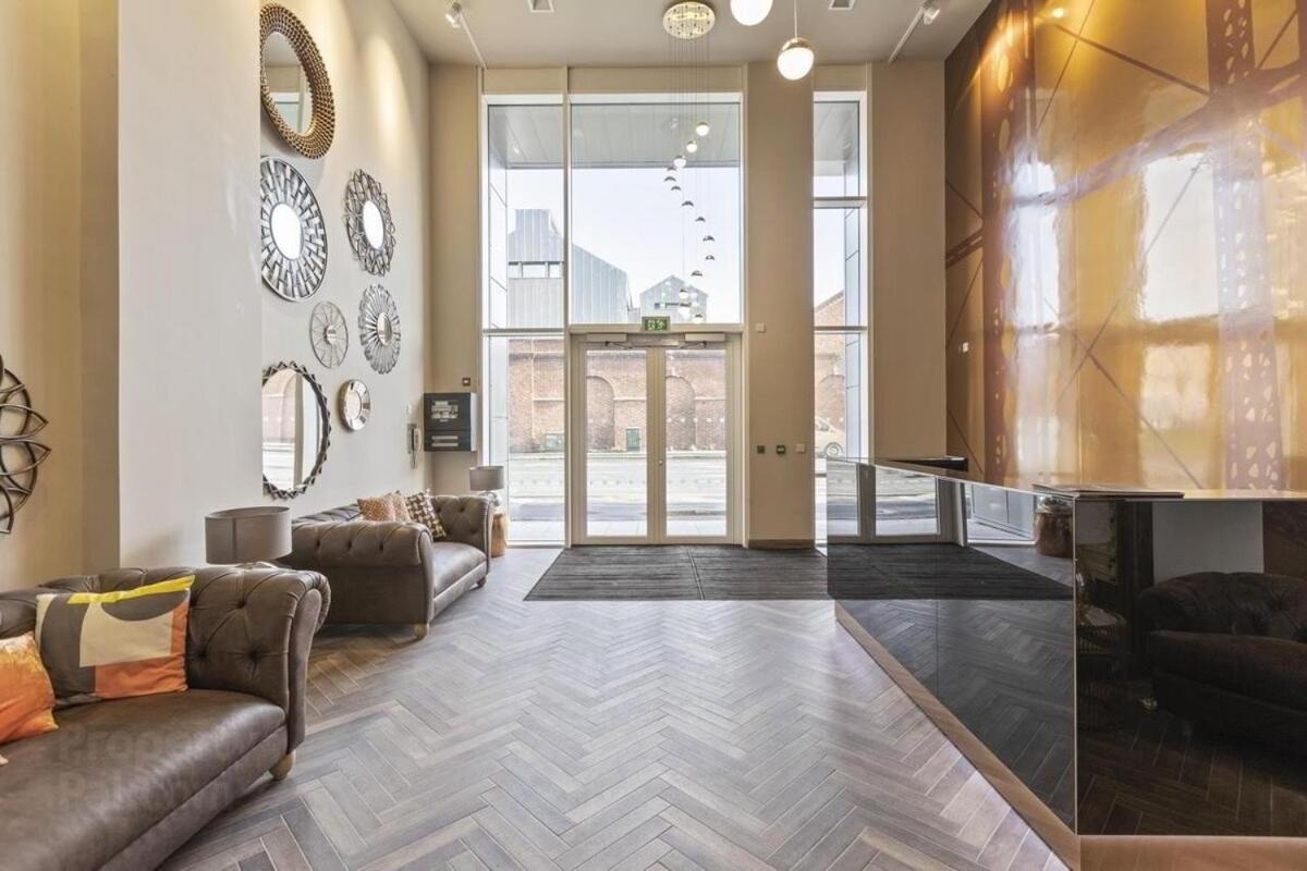 Stylish 2-bed Penthouse Sleeps 6 Location * Belfast