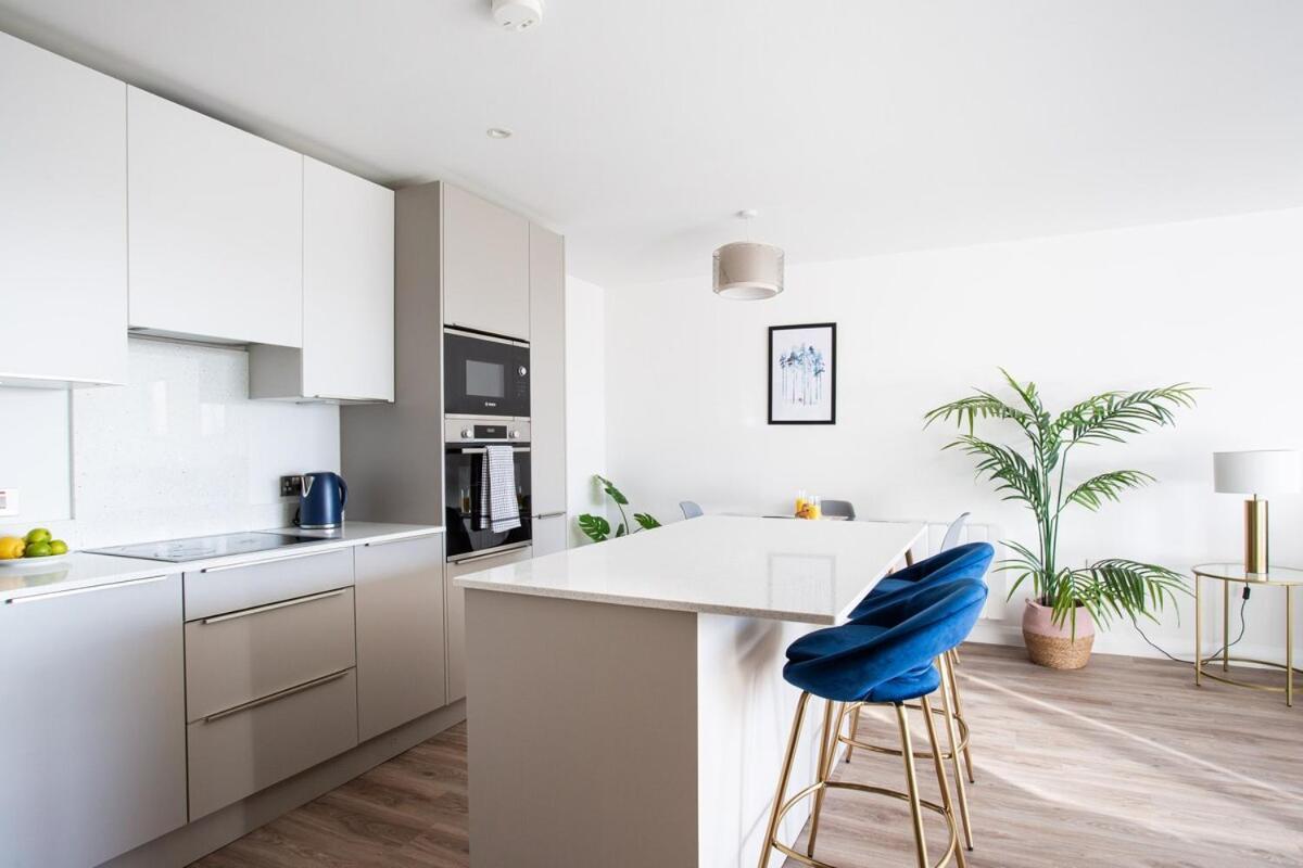 Stylish 2-bed Penthouse Sleeps 6 Location
