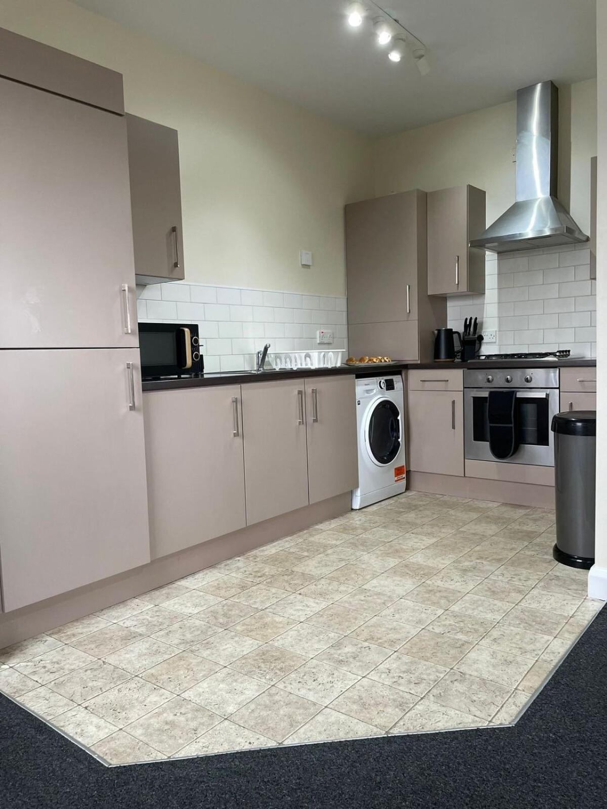 Stylish 2br With Views Near Centre *