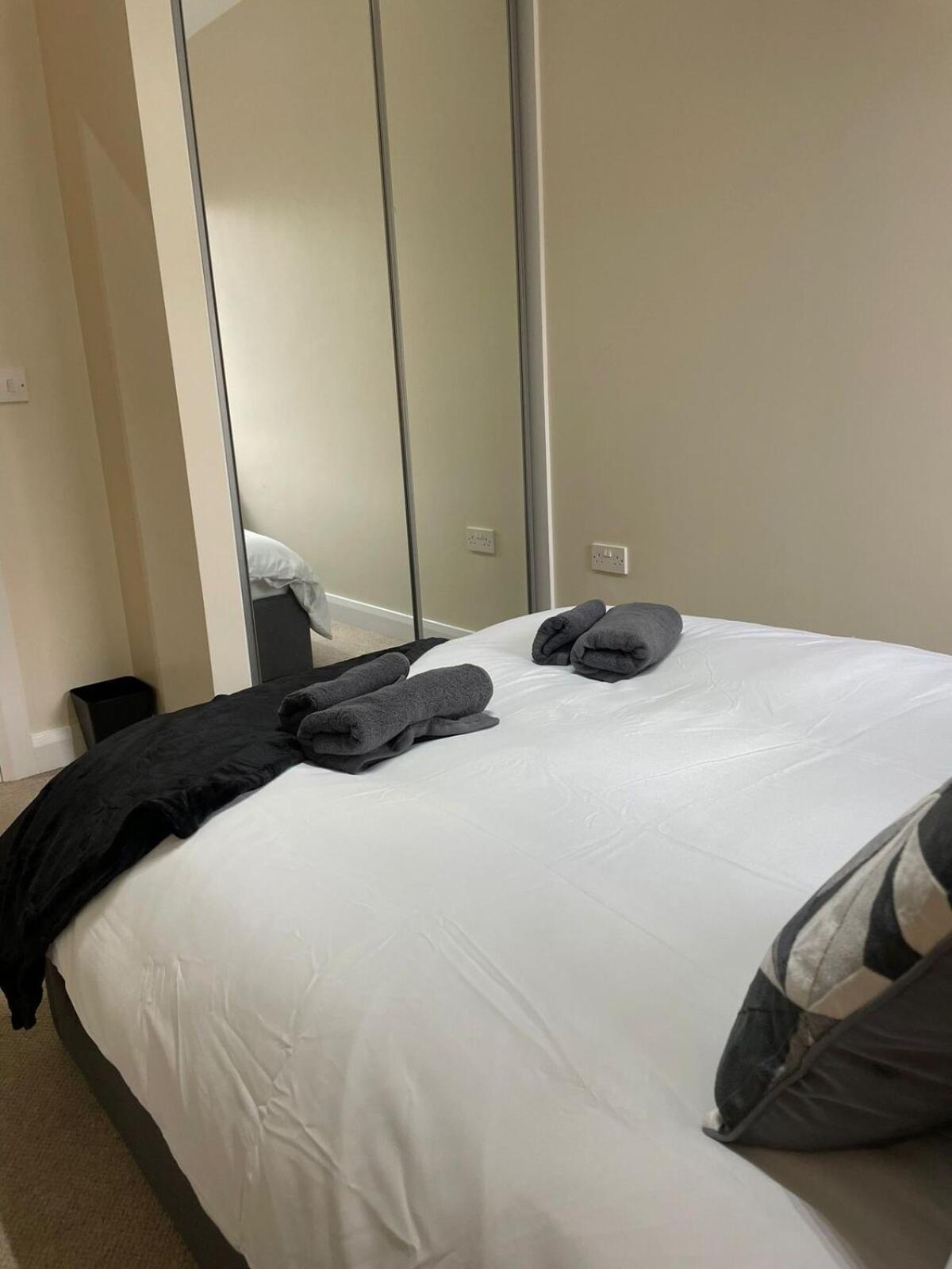 Stylish 2br With Views Near Centre *