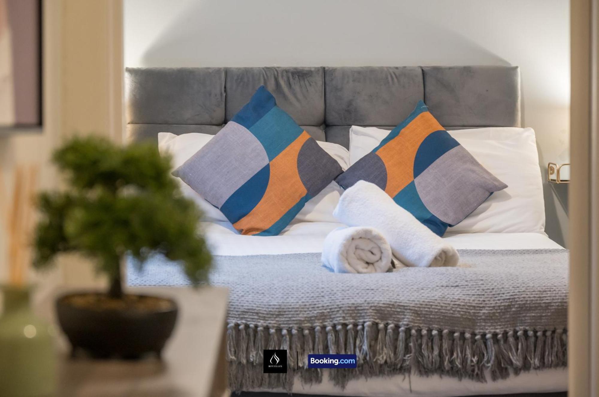2 Bedrooms House By Boyeilles Apartments Short Lets & Serviced Accommodation Belfast With Free Wifi Holiday home Belfast