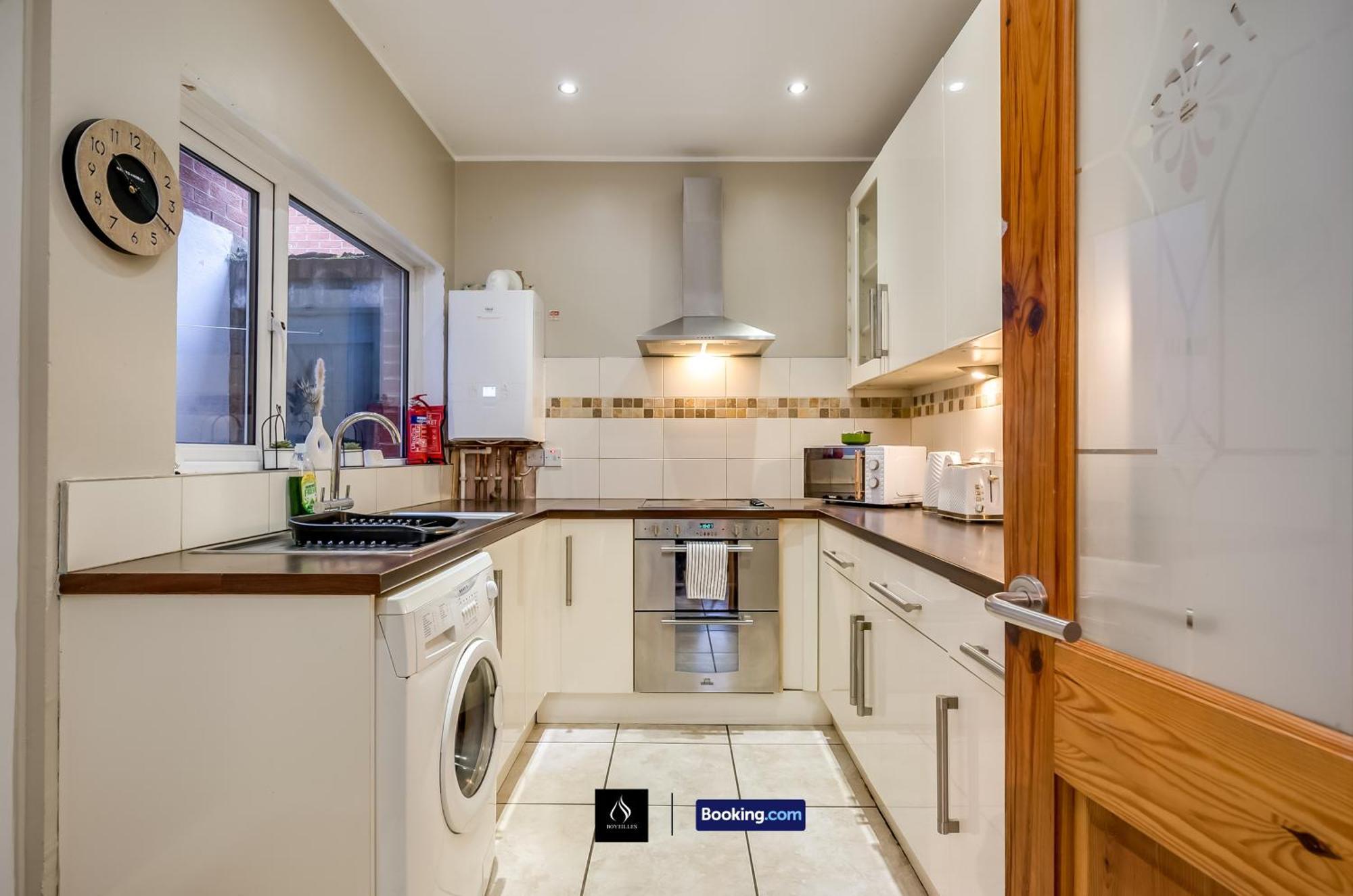 2 Bedrooms House By Boyeilles Apartments Short Lets & Serviced Accommodation Belfast With Free Wifi Holiday home *