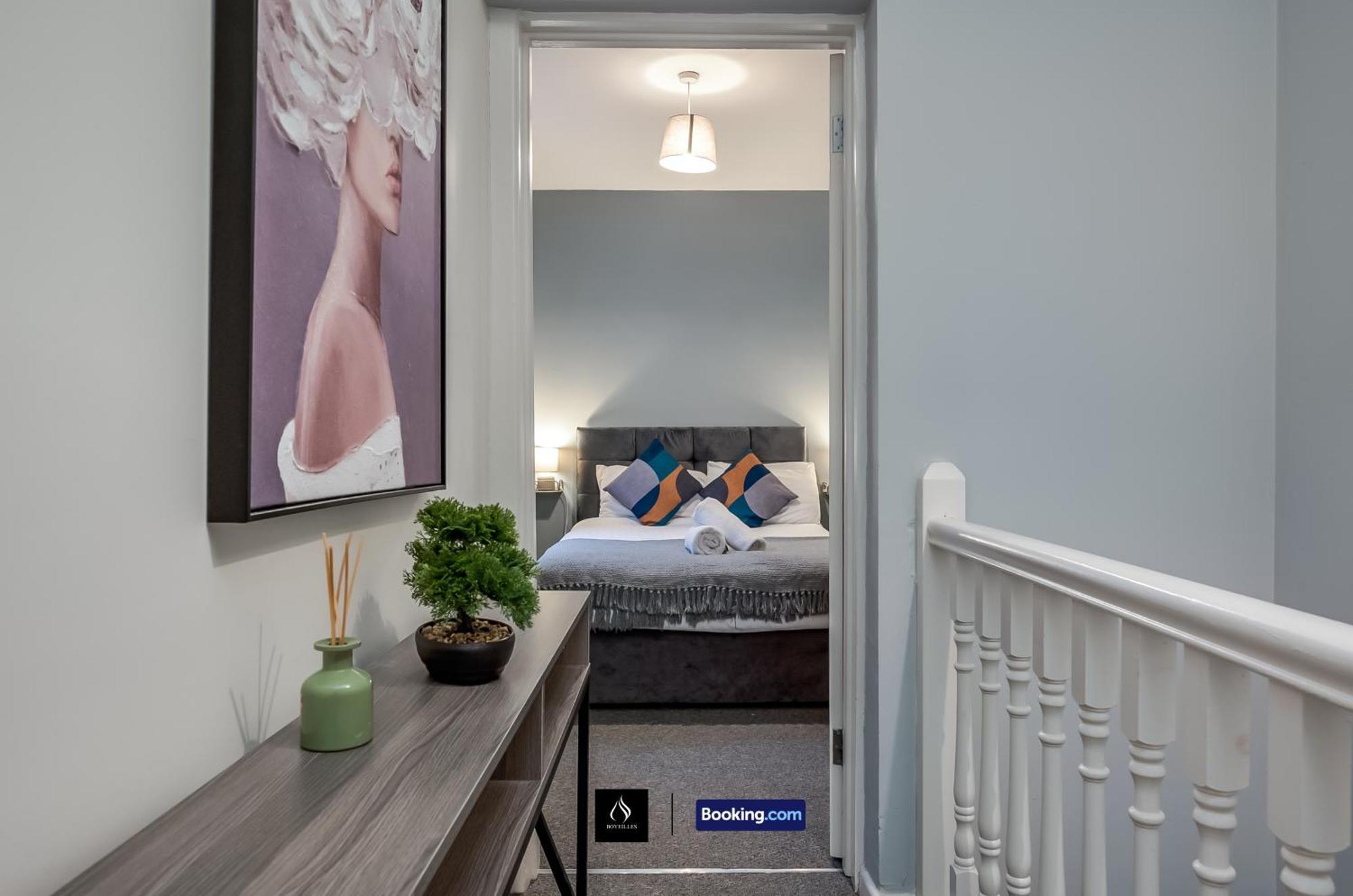 Holiday home 2 Bedrooms House By Boyeilles Apartments Short Lets & Serviced Accommodation Belfast With Free Wifi